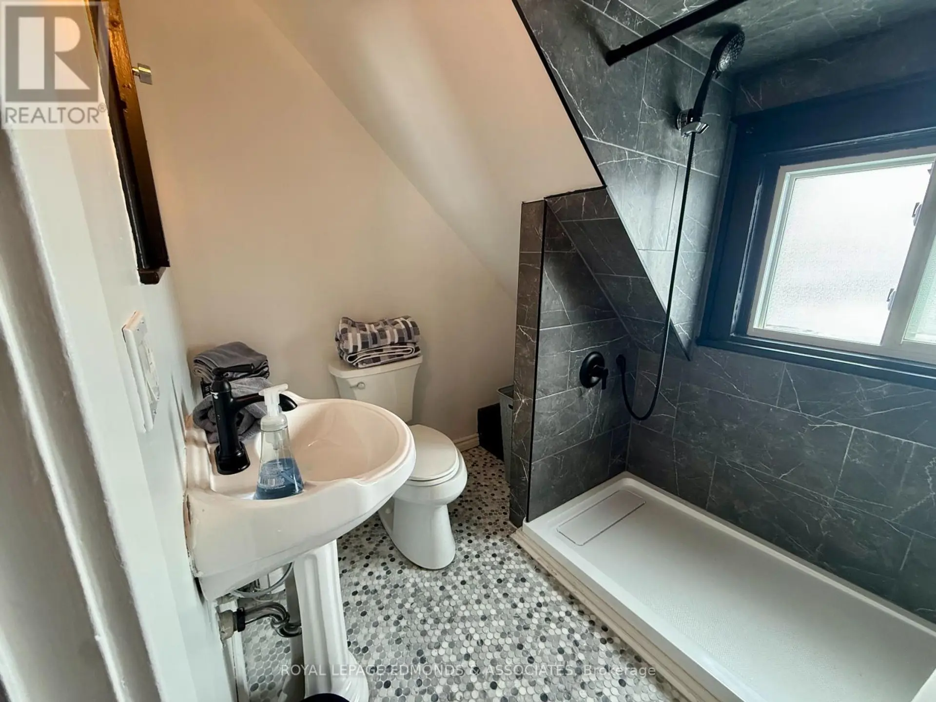 1028 PEMBROKE STREET E - Image 13