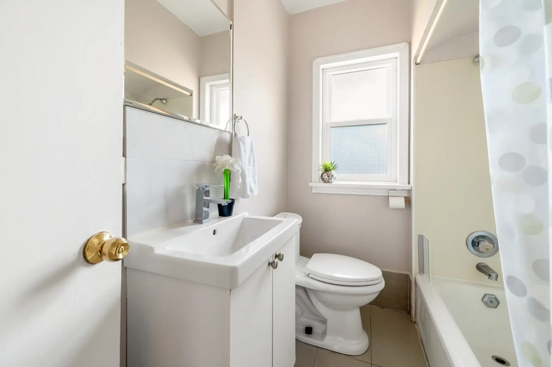 1032 E 49th Avenue - Image 9