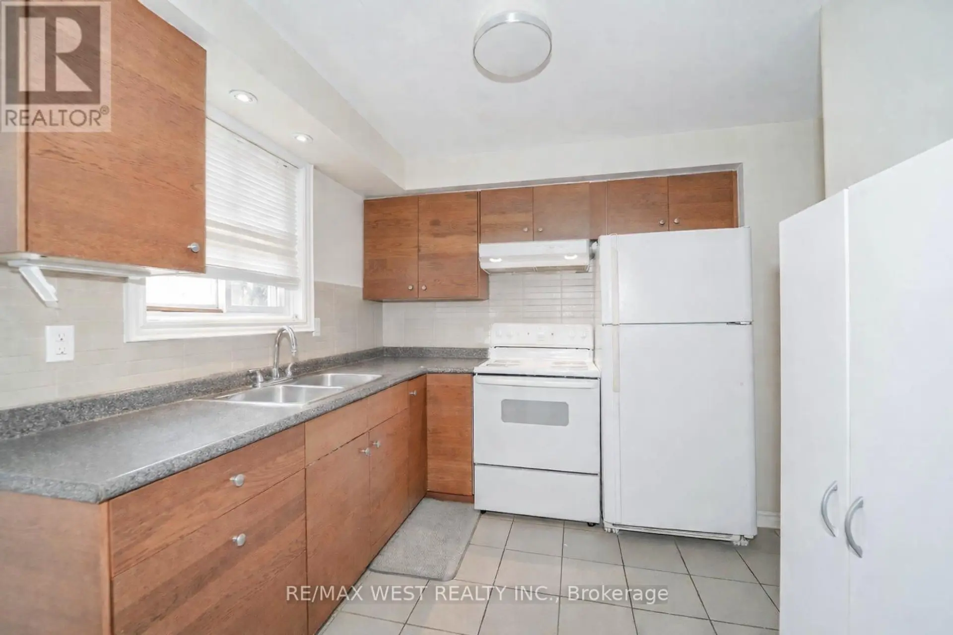 361 DWIGHT AVENUE - Image 9