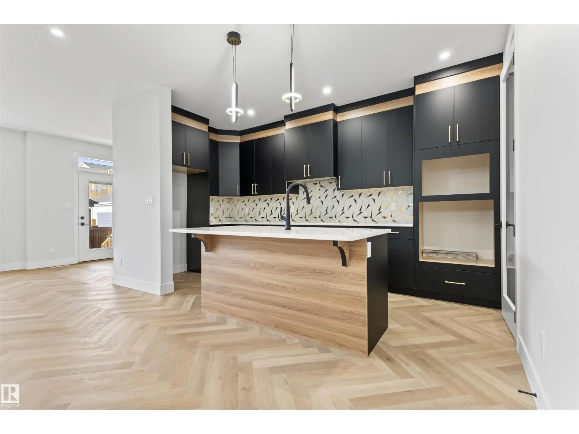 156 WYATT RG - Image 1