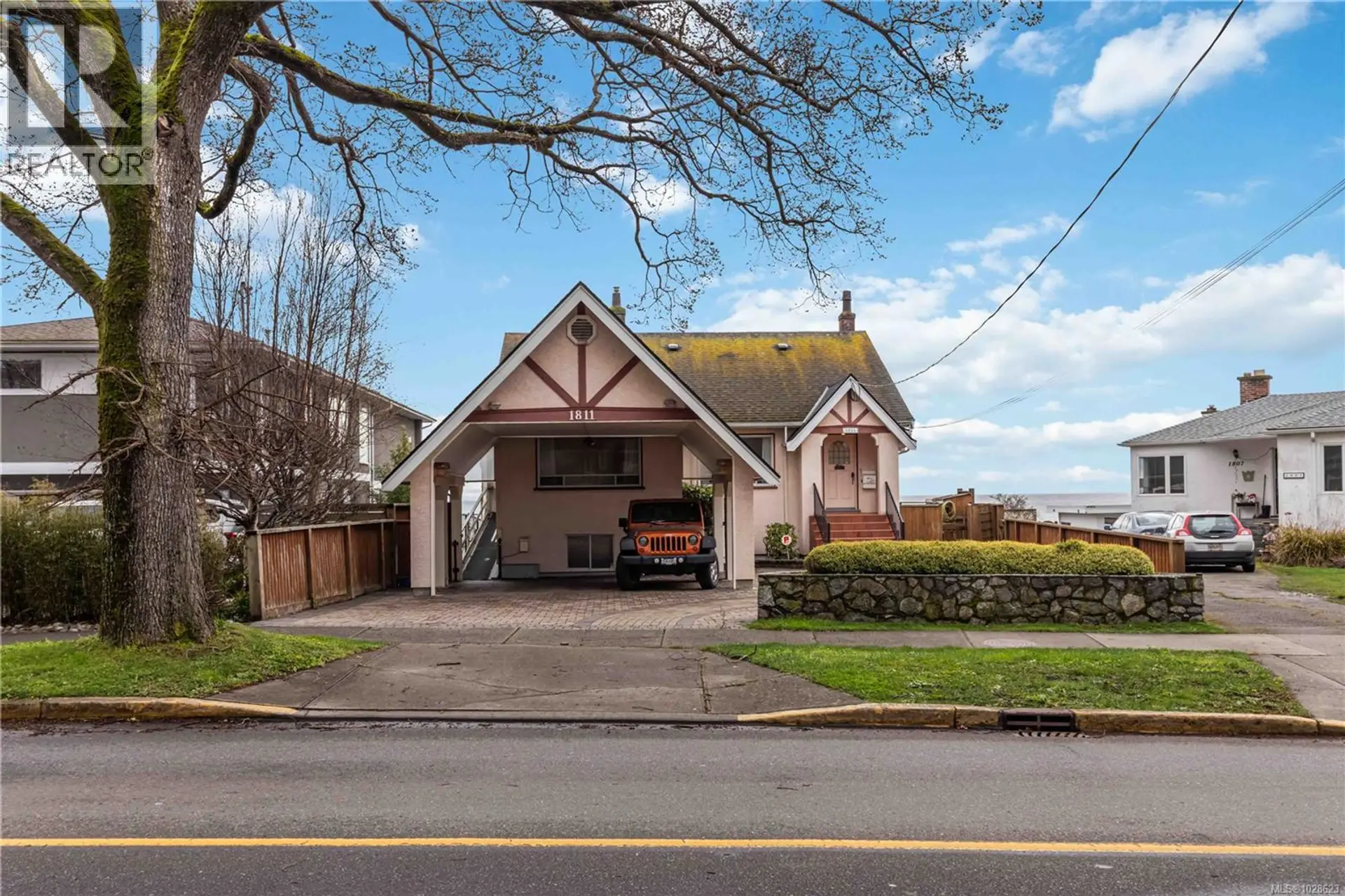Property at 1811 Hollywood Cres, Victoria, BC