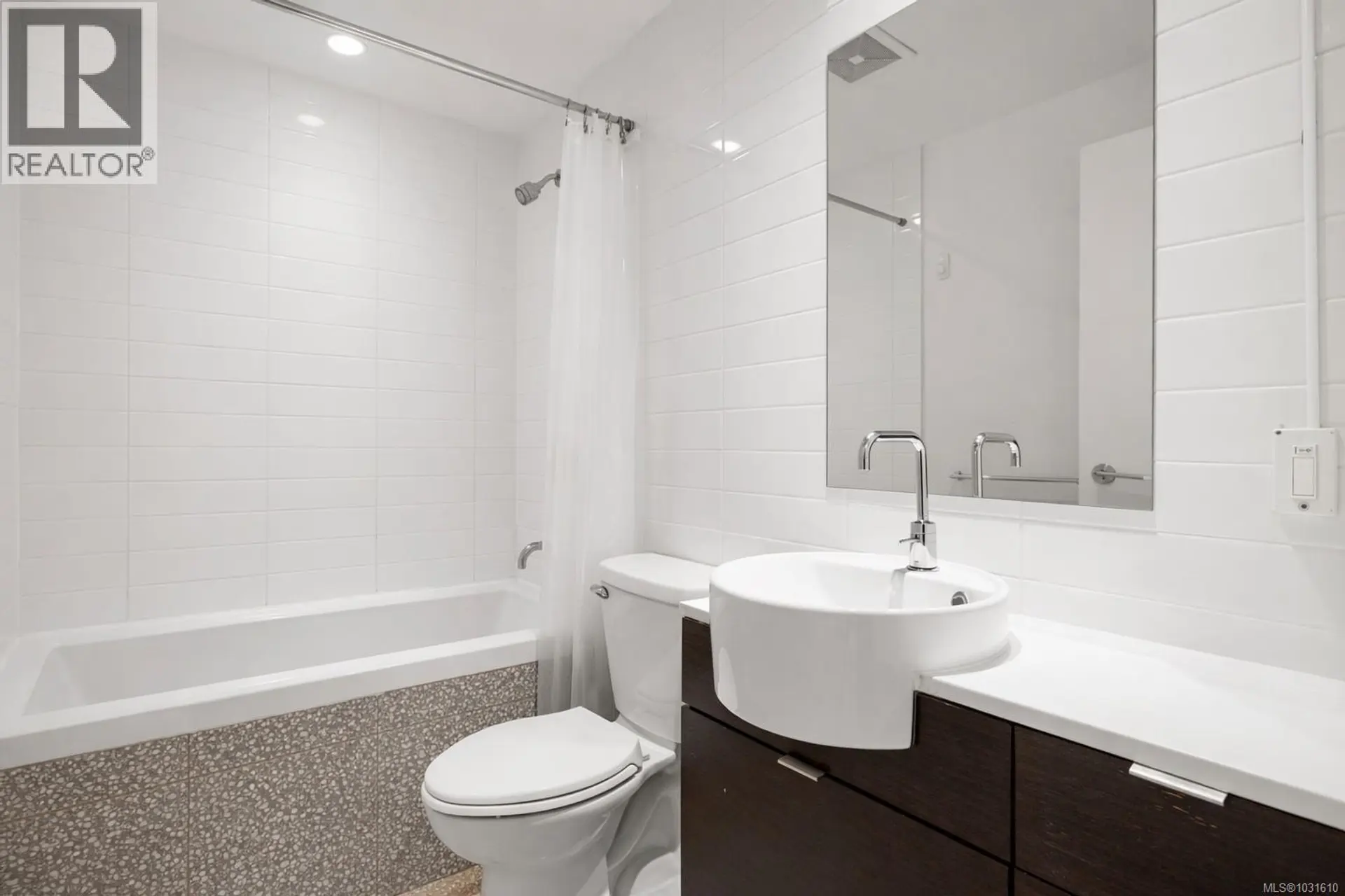 #304 770 Fisgard St - Image 12
