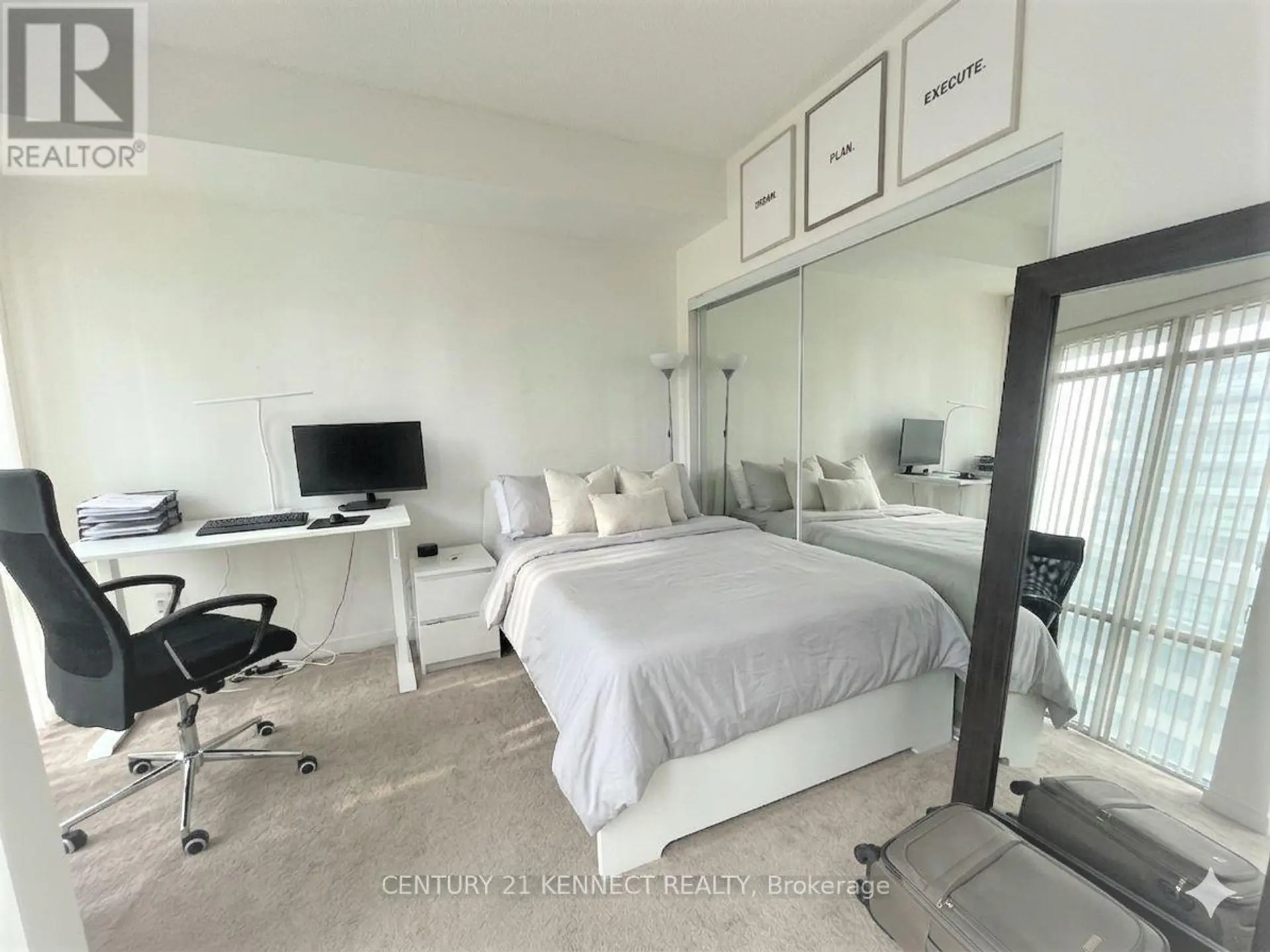 #608 832 BAY STREET - Image 4