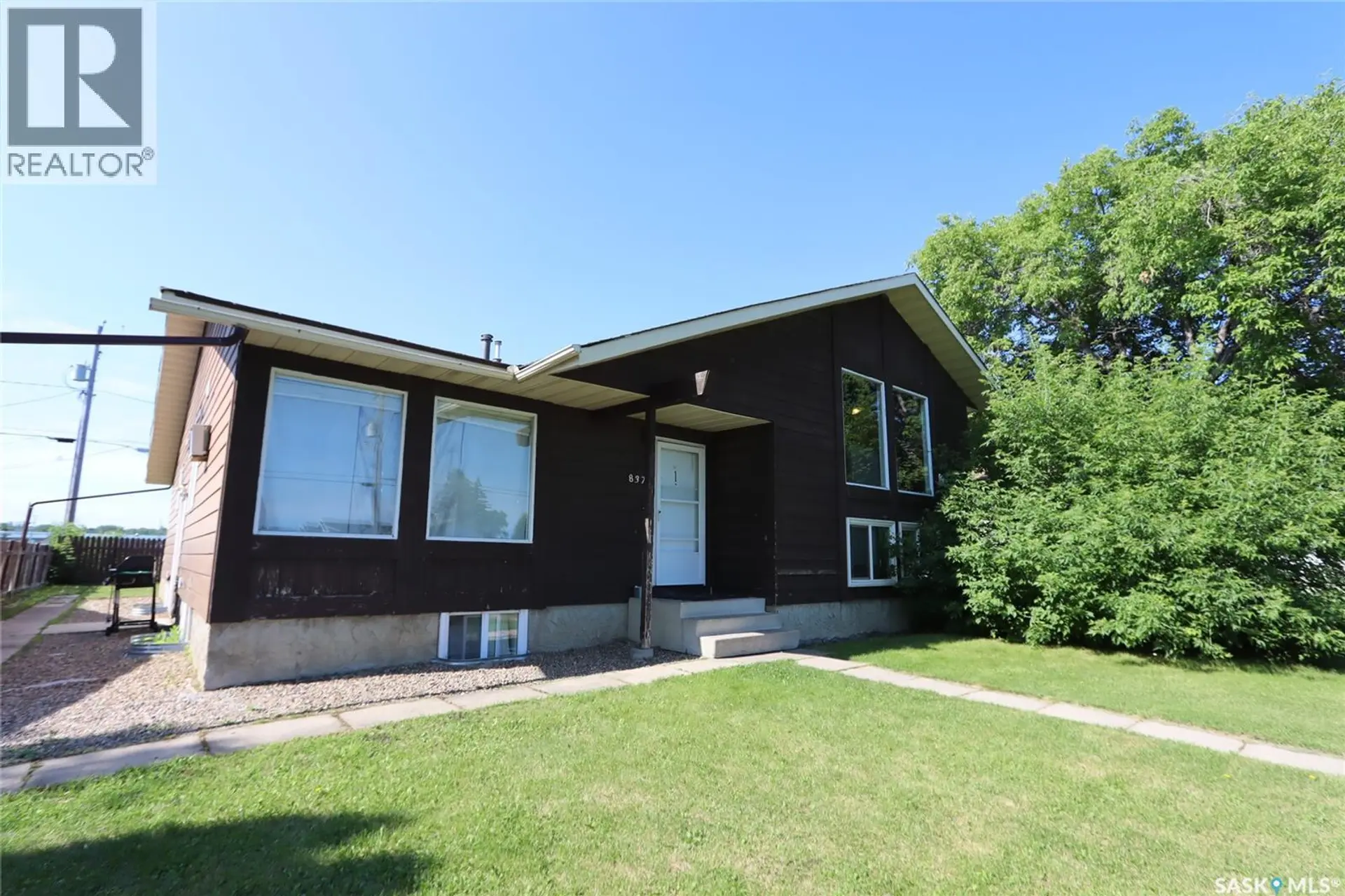 835 7TH STREET E - Image 1