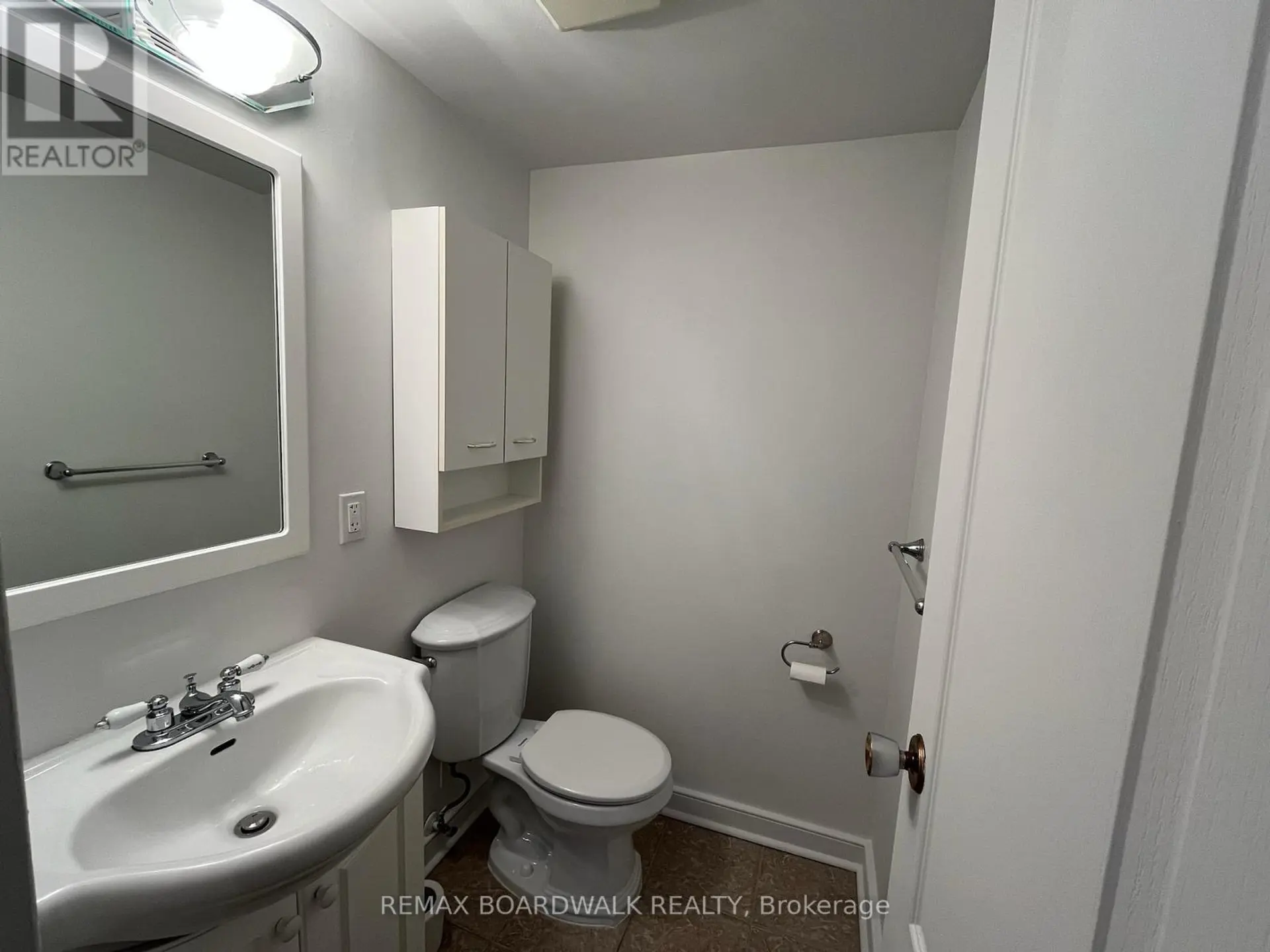 #403 555 BRITTANY DRIVE - Image 11