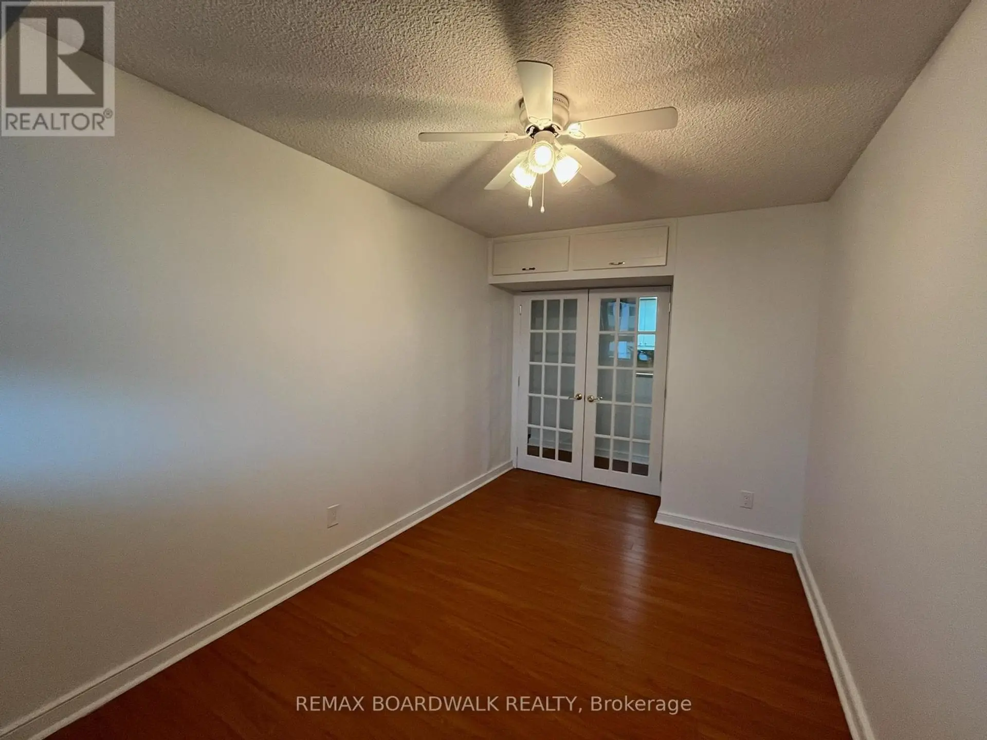#403 555 BRITTANY DRIVE - Image 13
