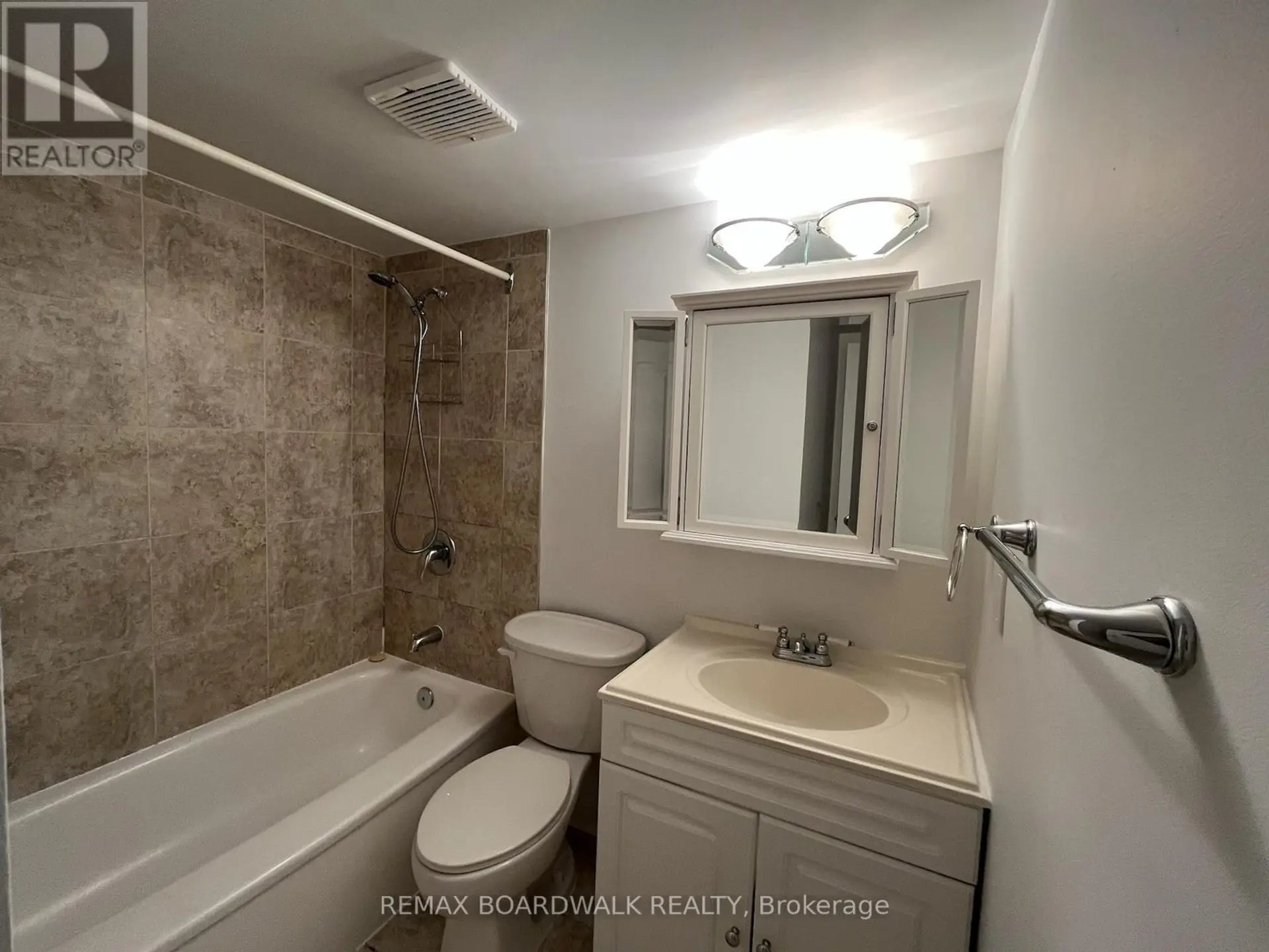 #403 555 BRITTANY DRIVE - Image 14