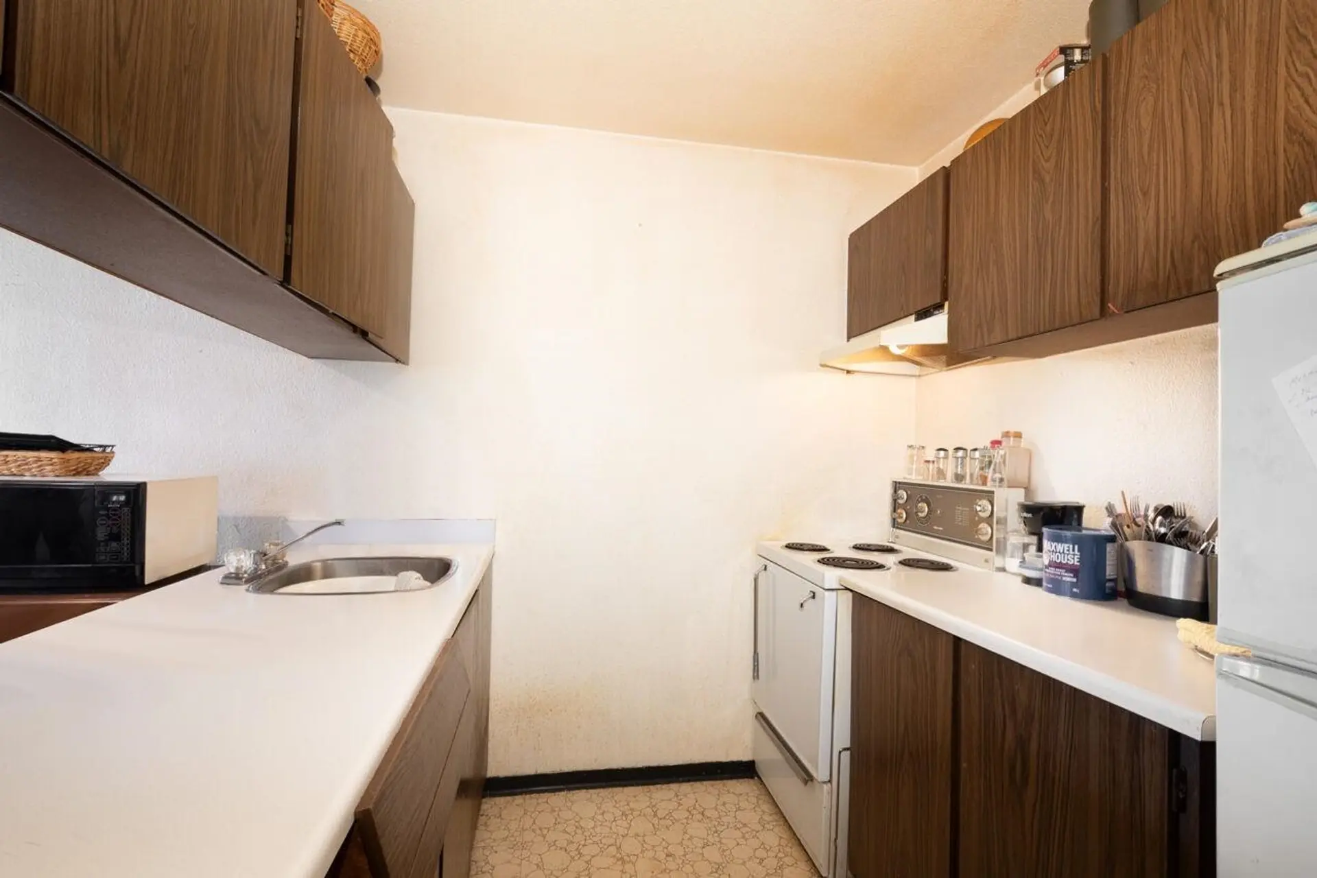 #211 950 Drake Street - Image 5