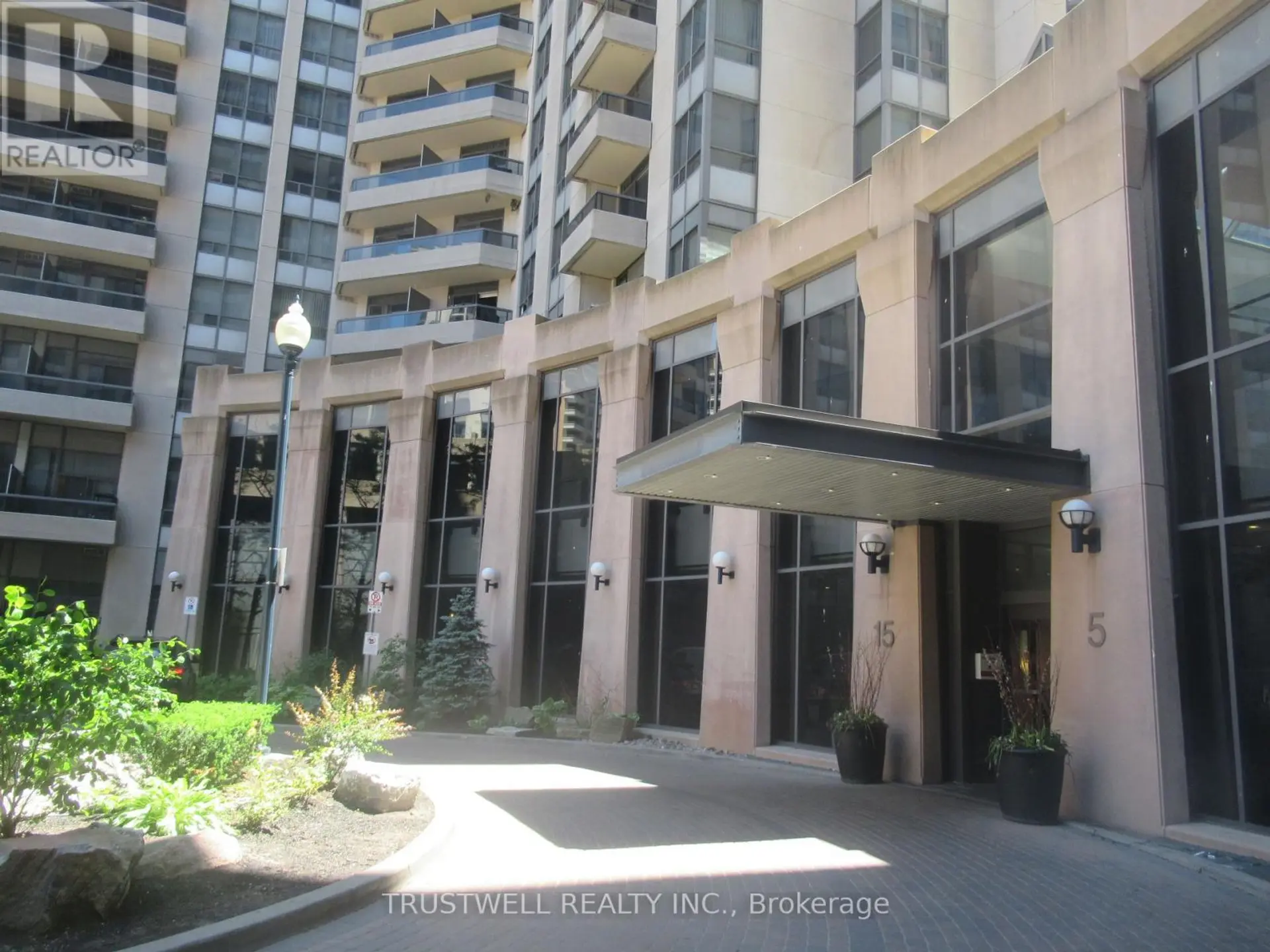 #1618 15 NORTHTOWN WAY - Image 2