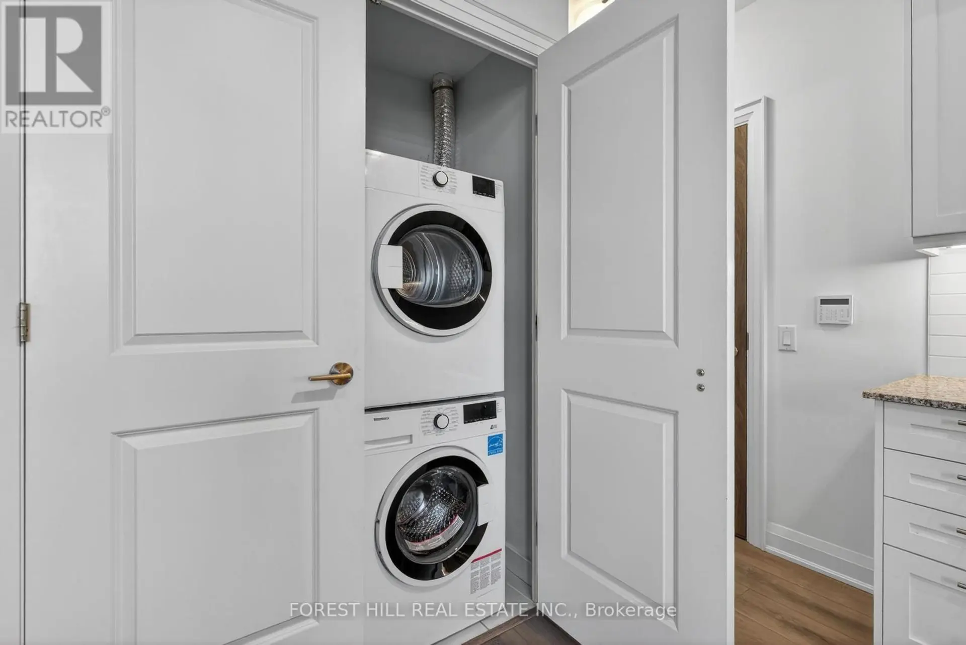 #208 10 GATINEAU DRIVE - Image 17