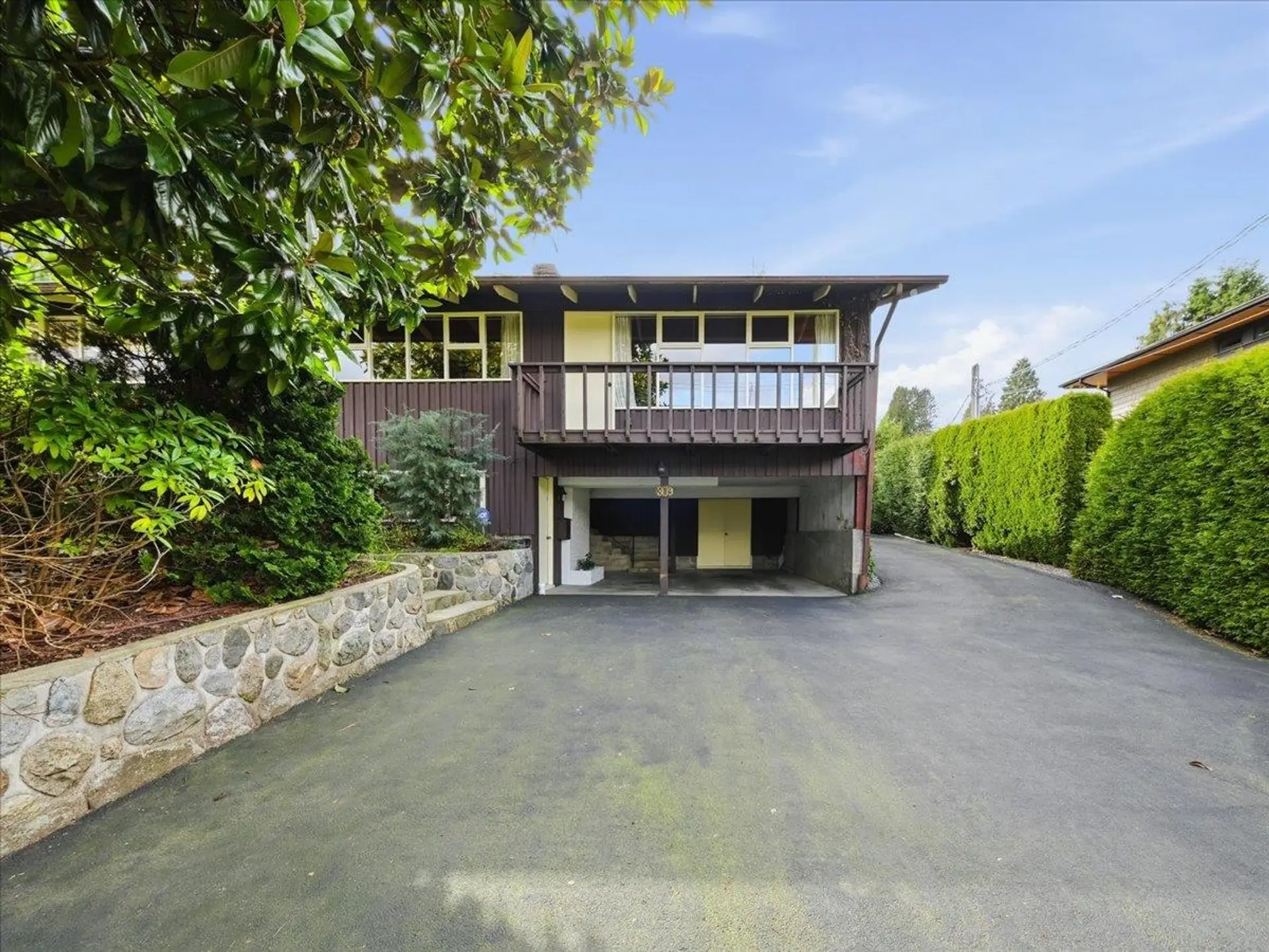 Property at 809 Roslyn Boulevard, North Vancouver, BC
