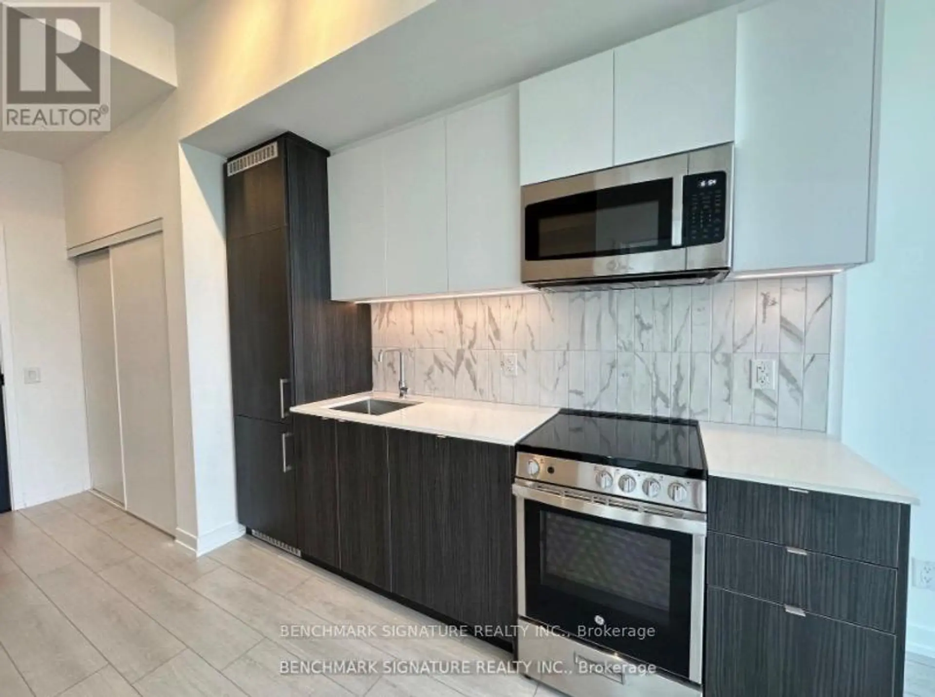 #709 500 DUPONT STREET - Image 2