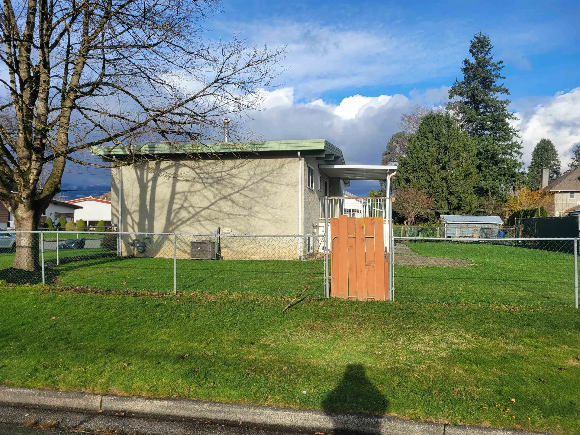 8525 Howard Crescent - Image 2
