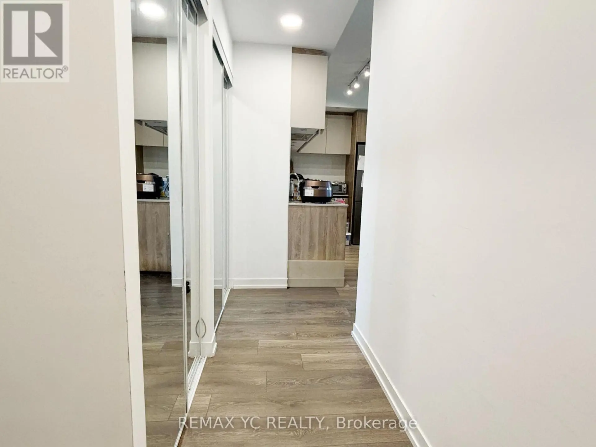 #324 8 BEVERLEY GLEN BOULEVARD - Image 4