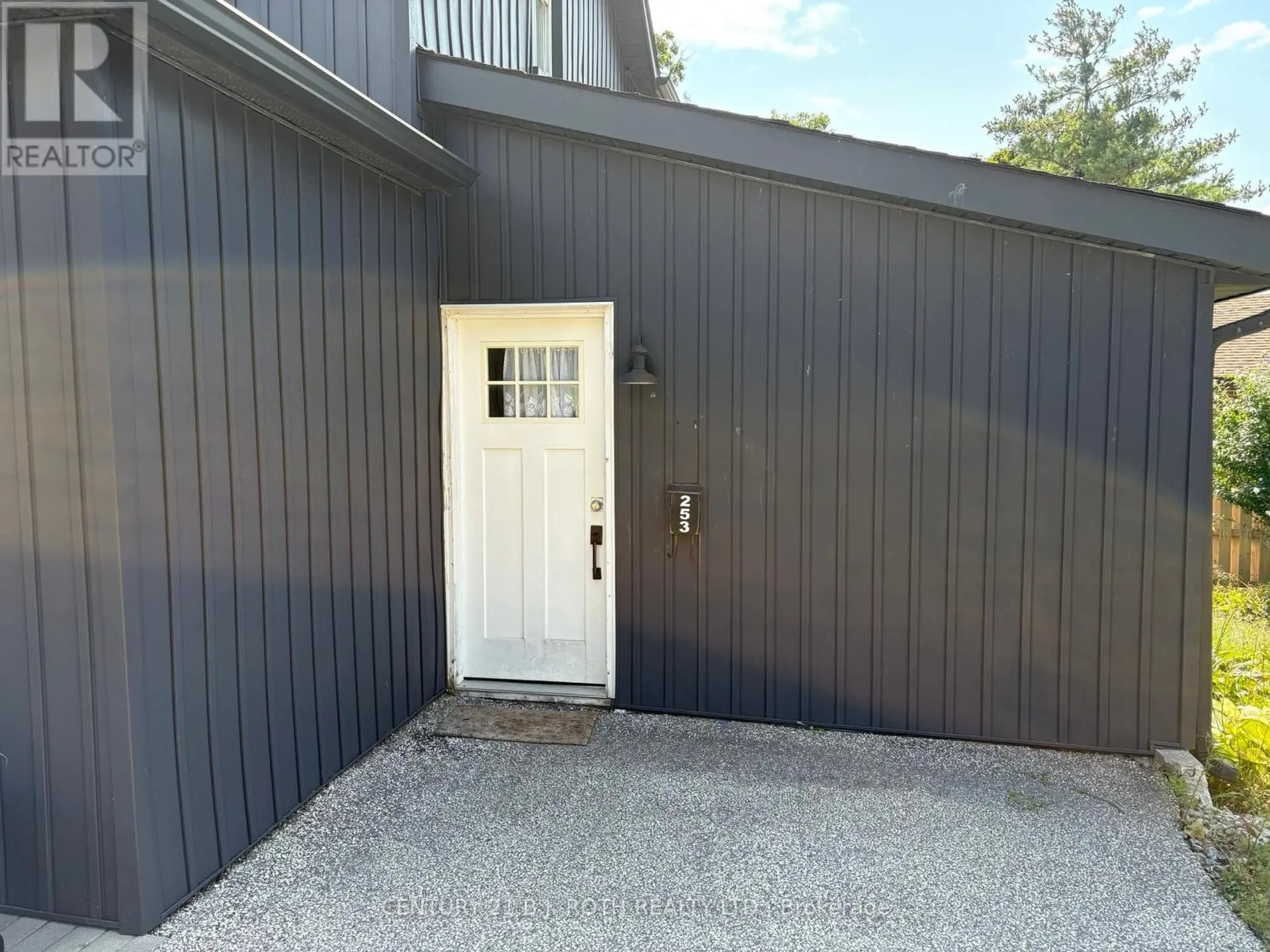 253 DUNLOP STREET E - Image 4