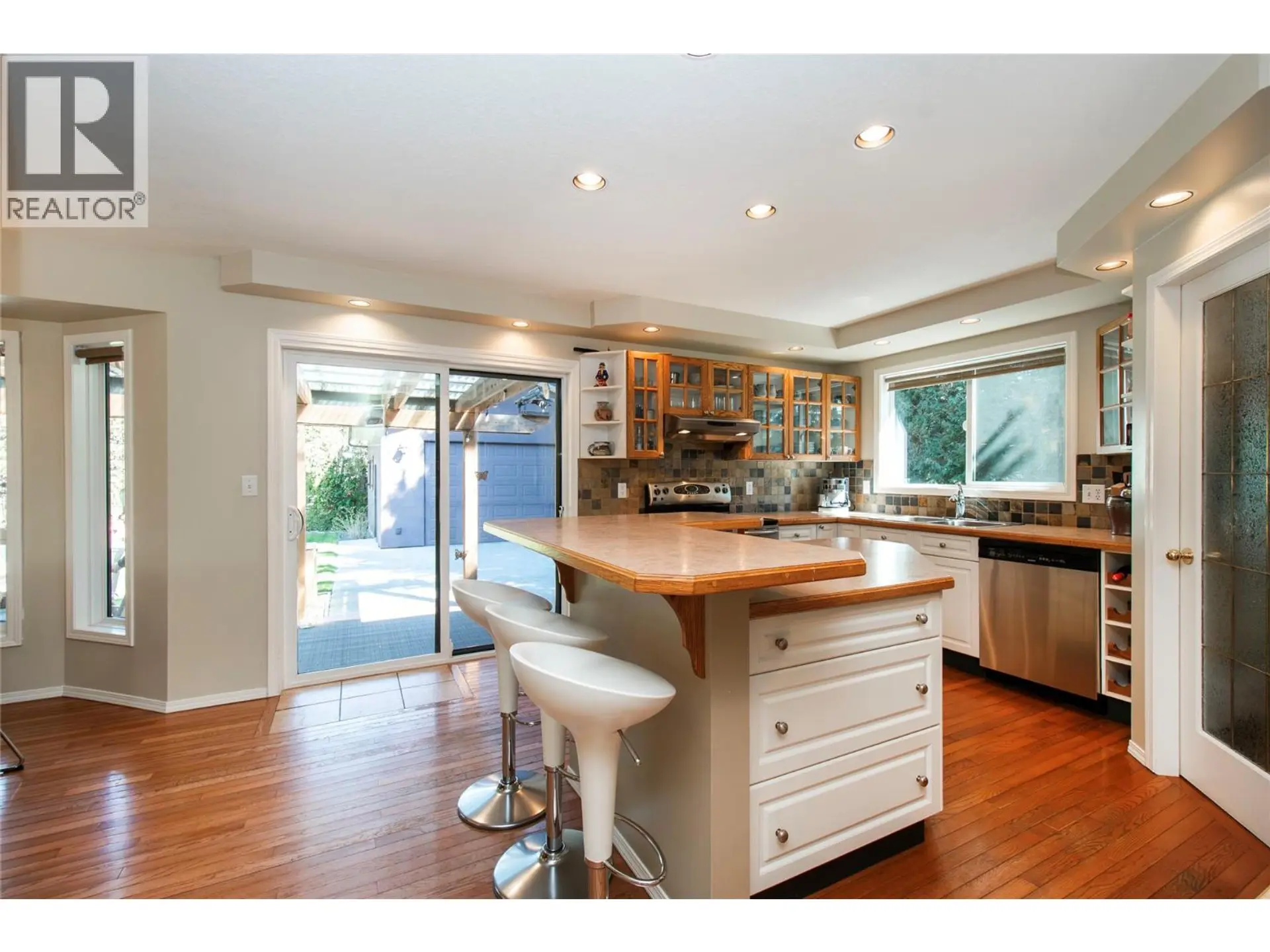 916 POWELL BEACH Road - Image 3