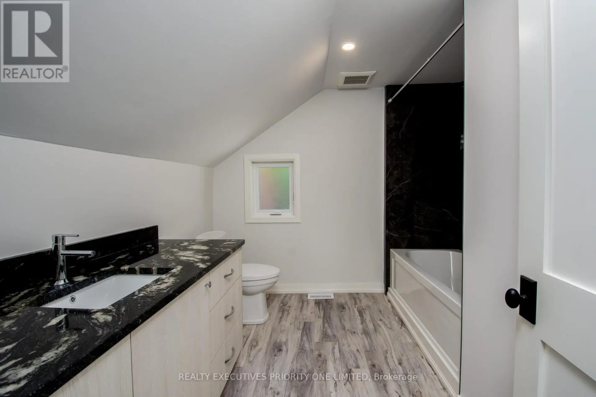 152 MAIN STREET W - Image 13