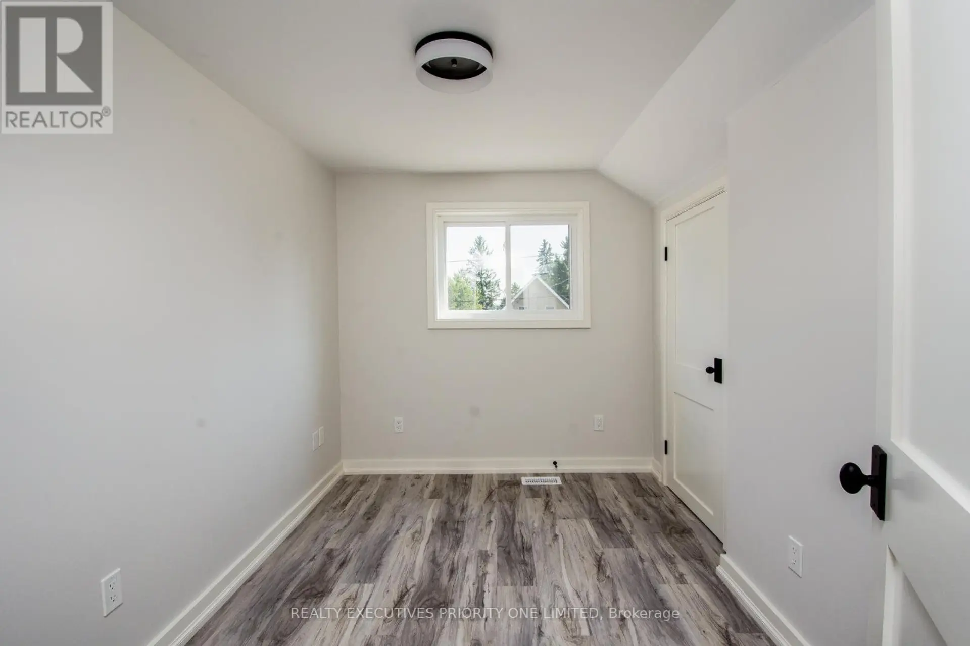 152 MAIN STREET W - Image 14