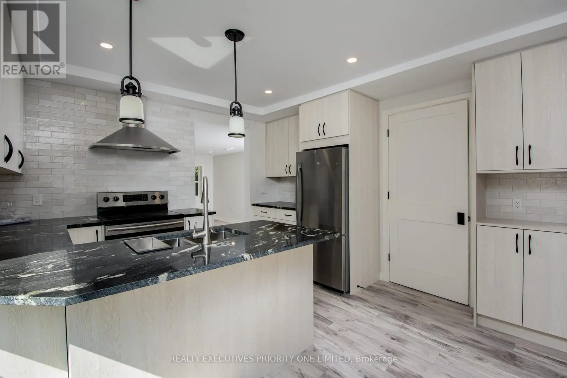 152 MAIN STREET W - Image 5