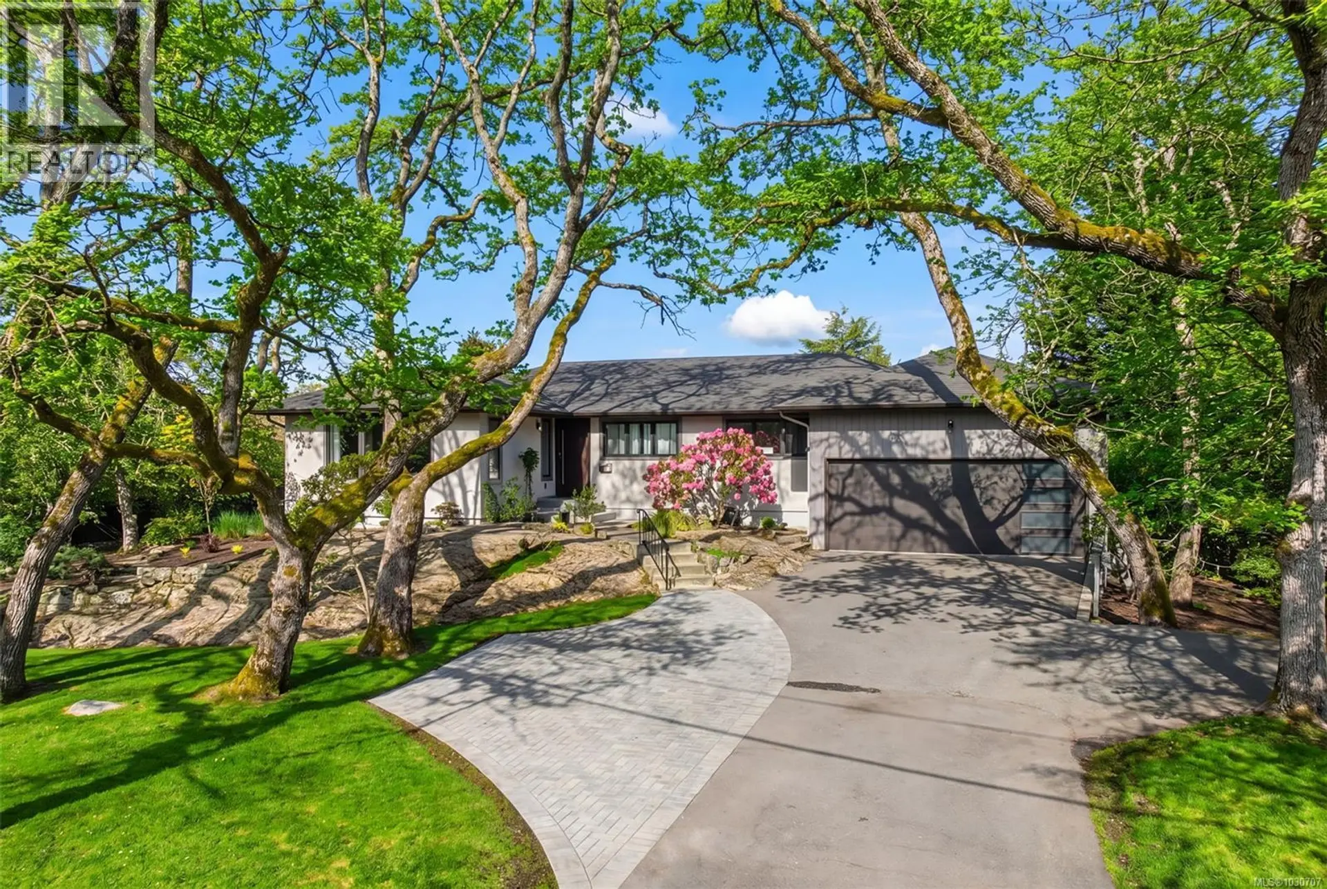 Property at 910 Foul Bay Rd, Victoria, BC