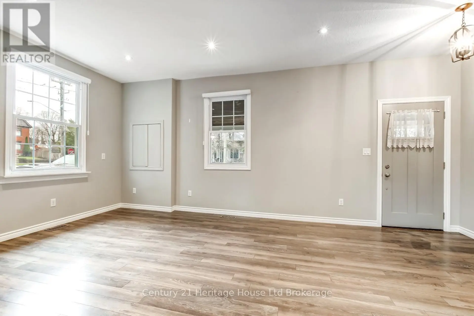 137 WONHAM STREET S - Image 10