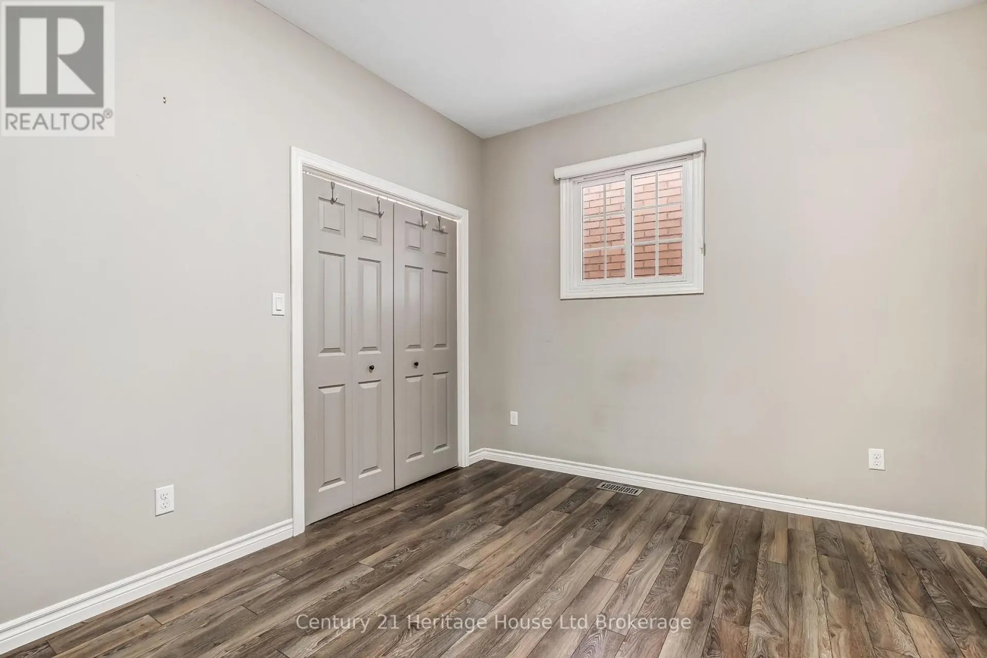137 WONHAM STREET S - Image 12
