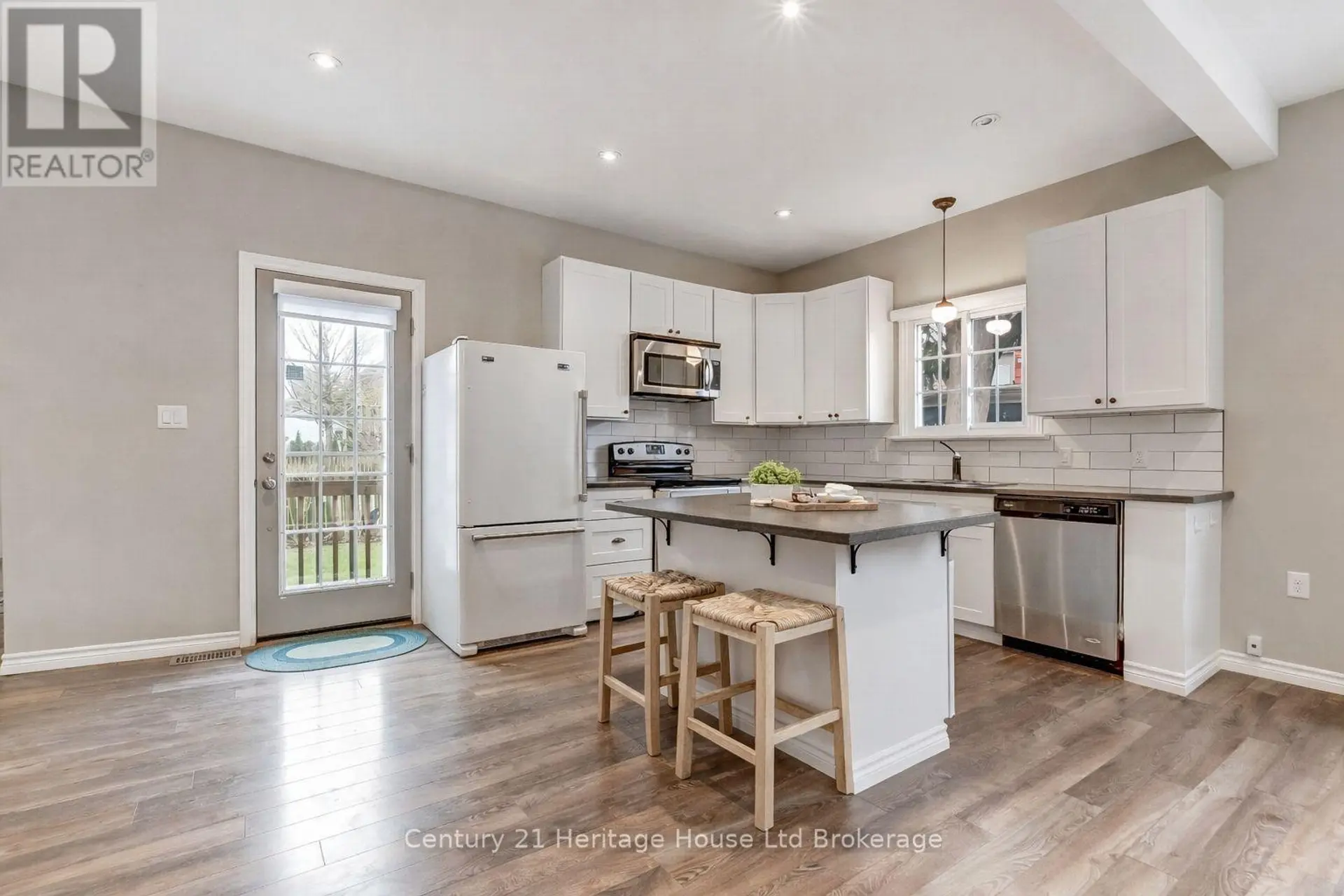 137 WONHAM STREET S - Image 5