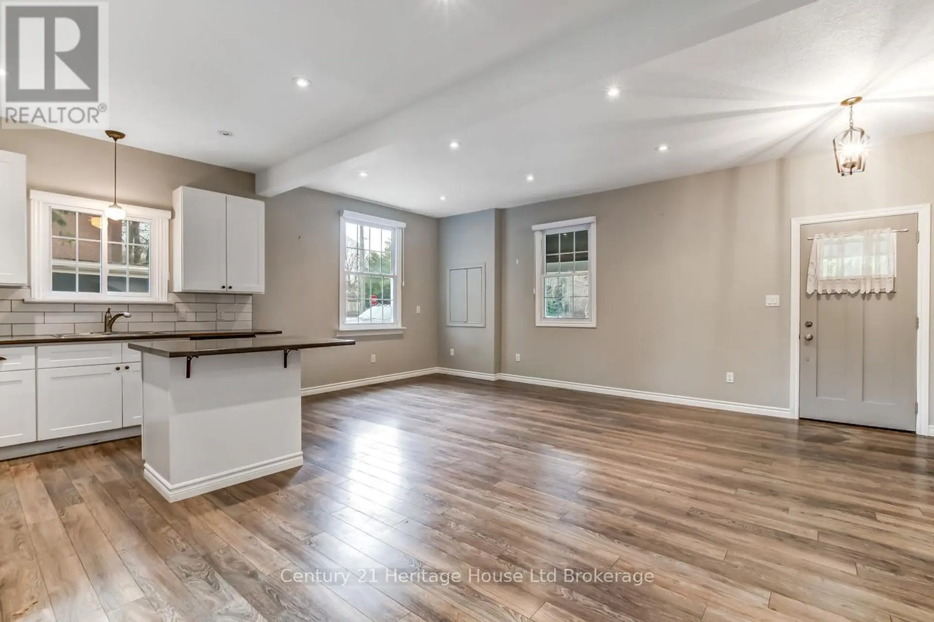 137 WONHAM STREET S - Image 9