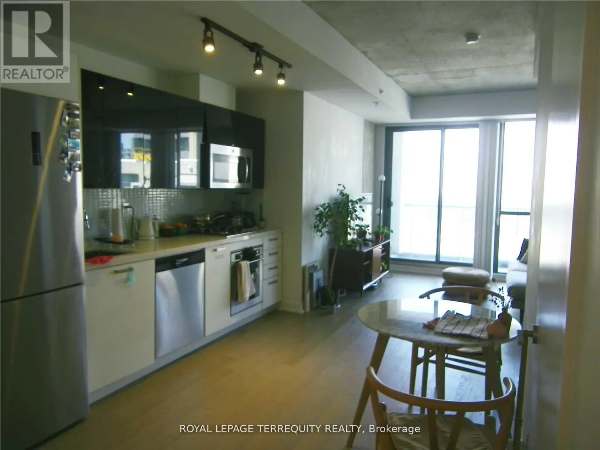 #909 39 BRANT STREET - Image 2
