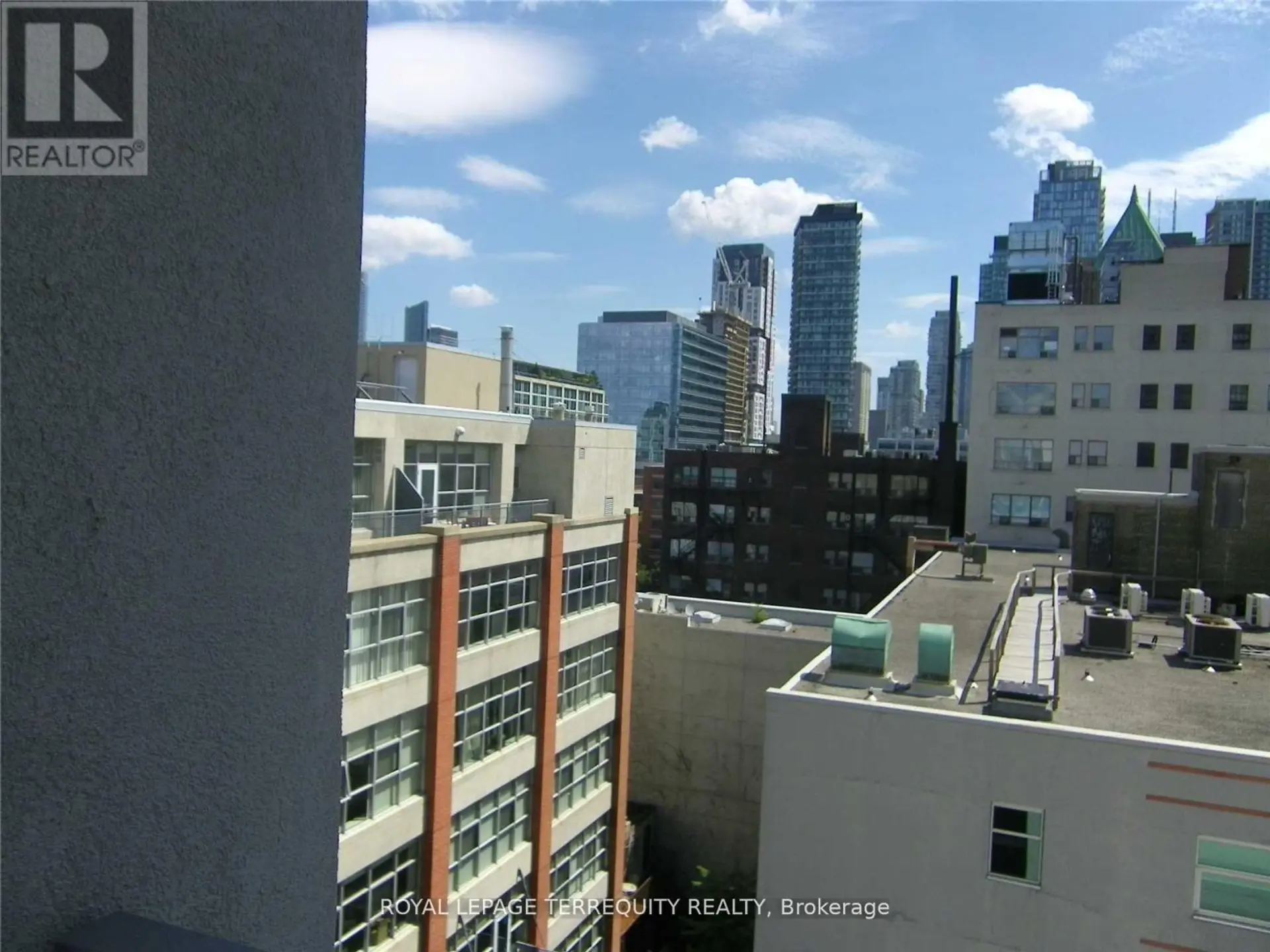 #909 39 BRANT STREET - Image 11