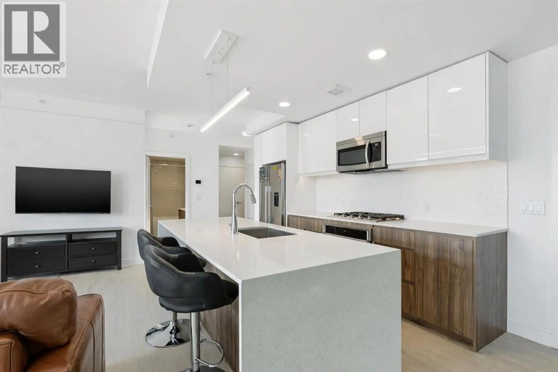 #211 327 9A Street NW - Image 3