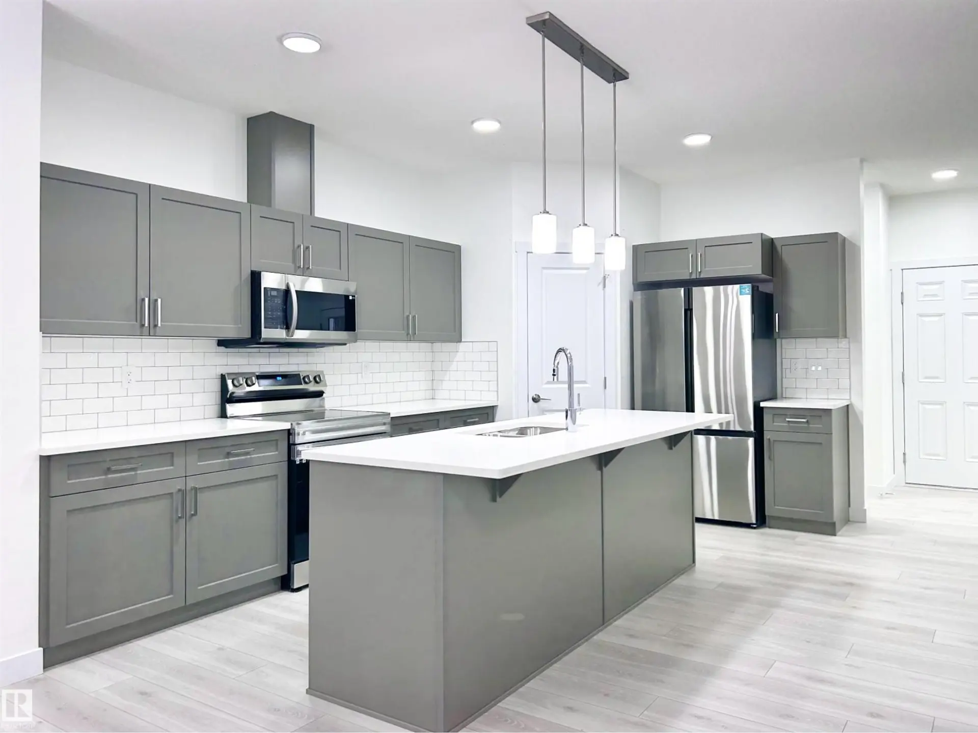 19634 29 AV NW - Image 4