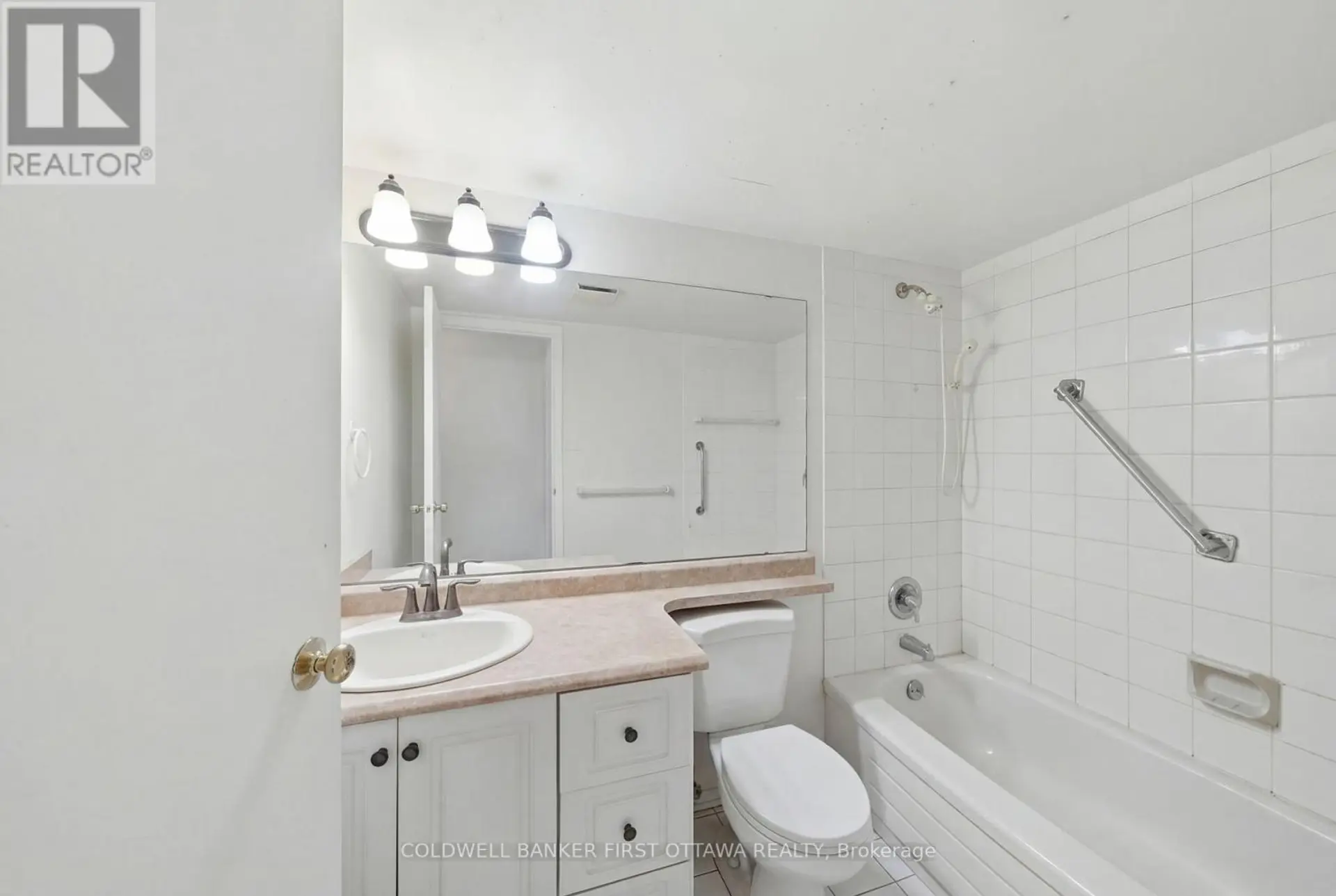 #402 222 GUIGUES AVENUE - Image 16