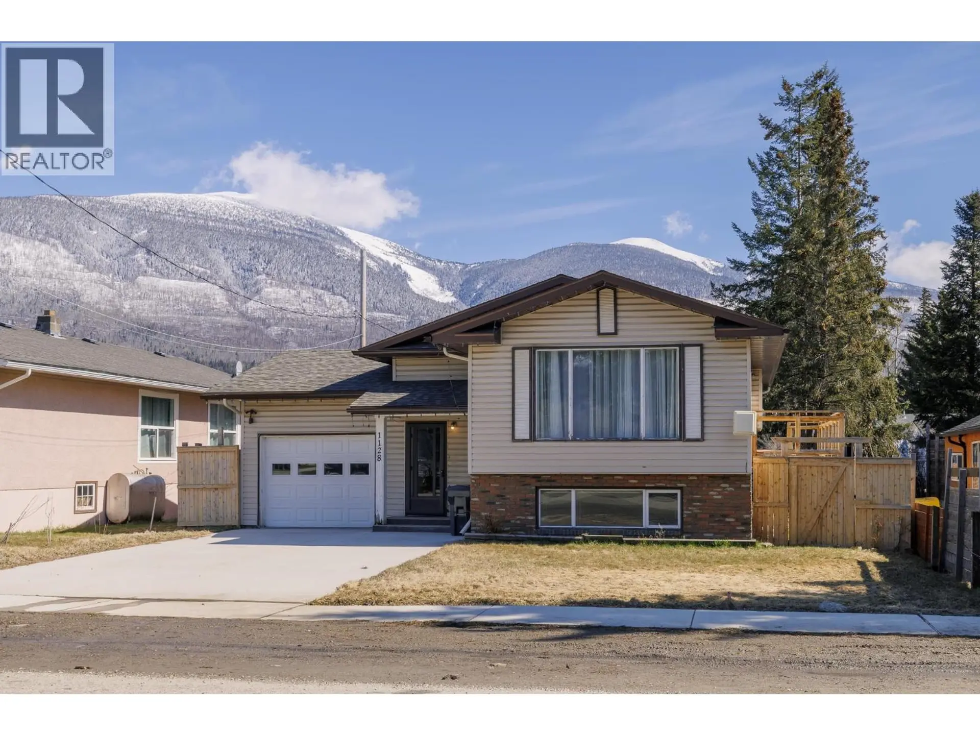 Property at 1128 3RD AVENUE, McBride, BC