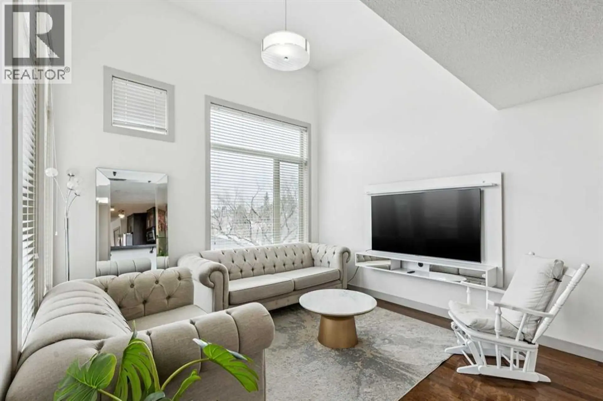 #201 1905 27 AVENUE SW - Image 1