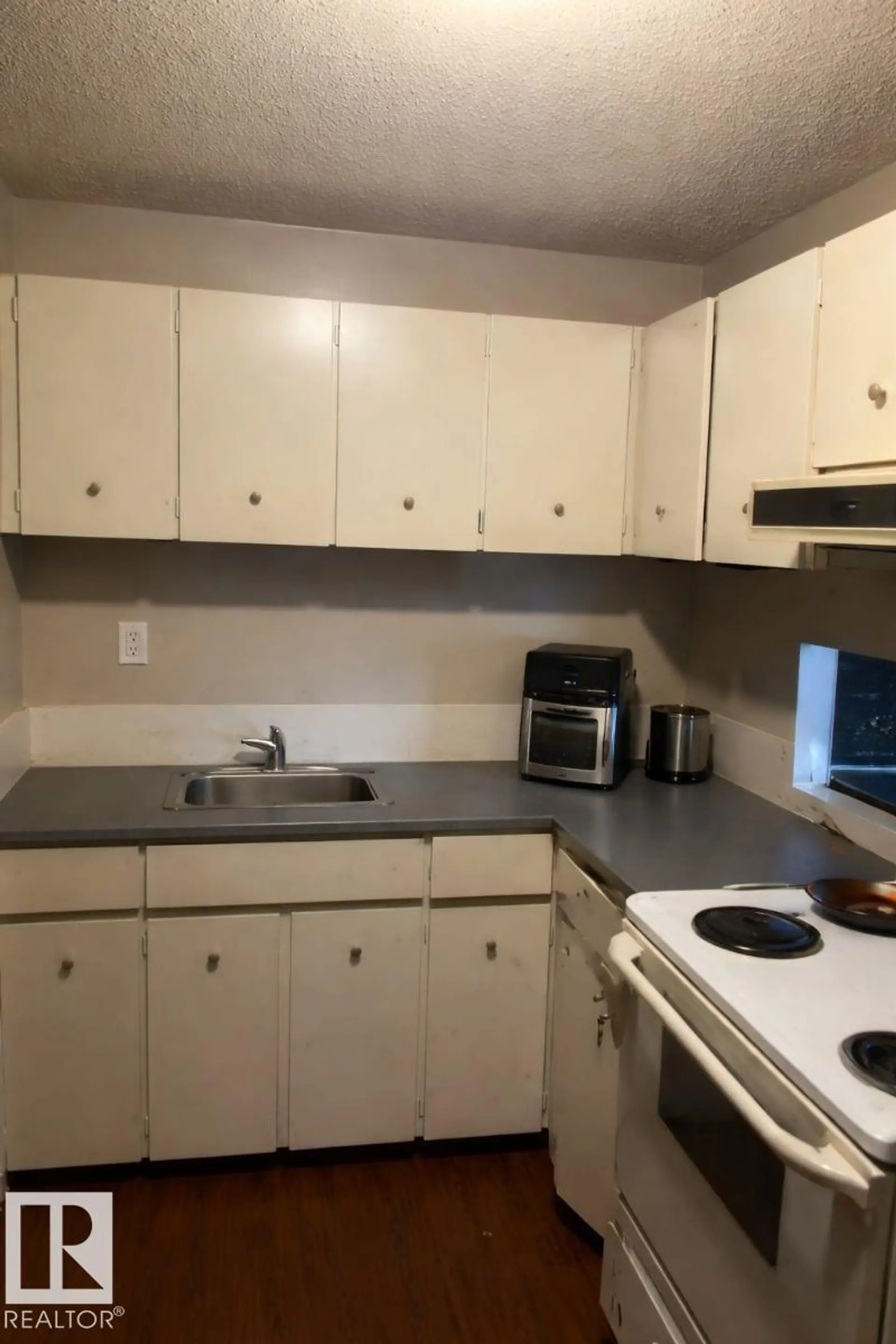 #4 3819 76 ST NW - Image 2