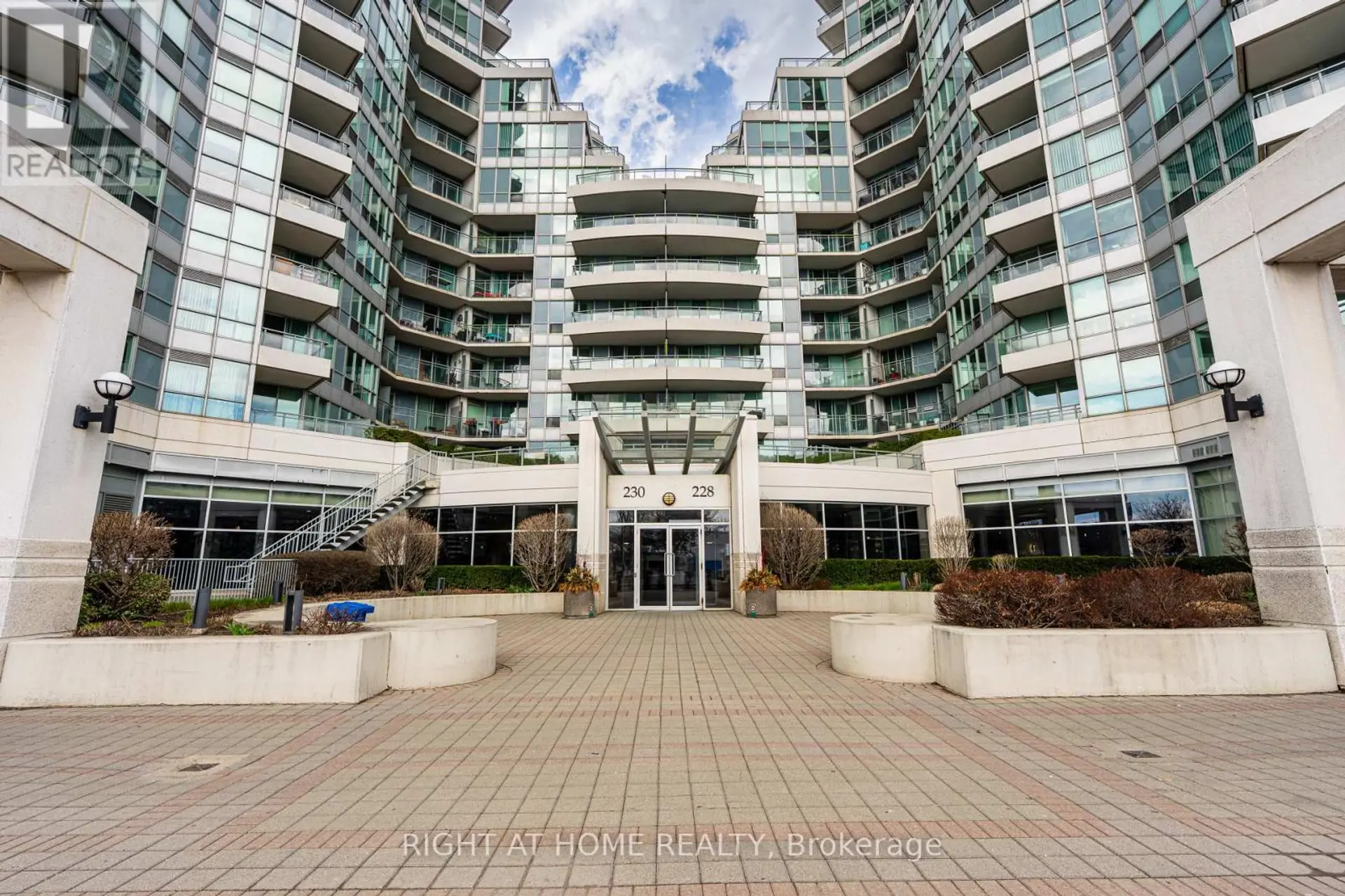 #918 230 QUEENS QUAY W - Image 2