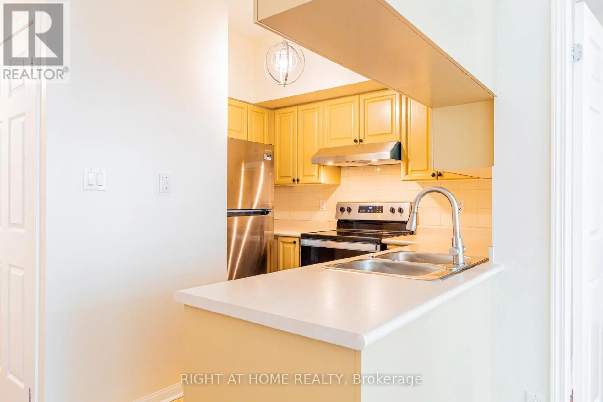 #918 230 QUEENS QUAY W - Image 5