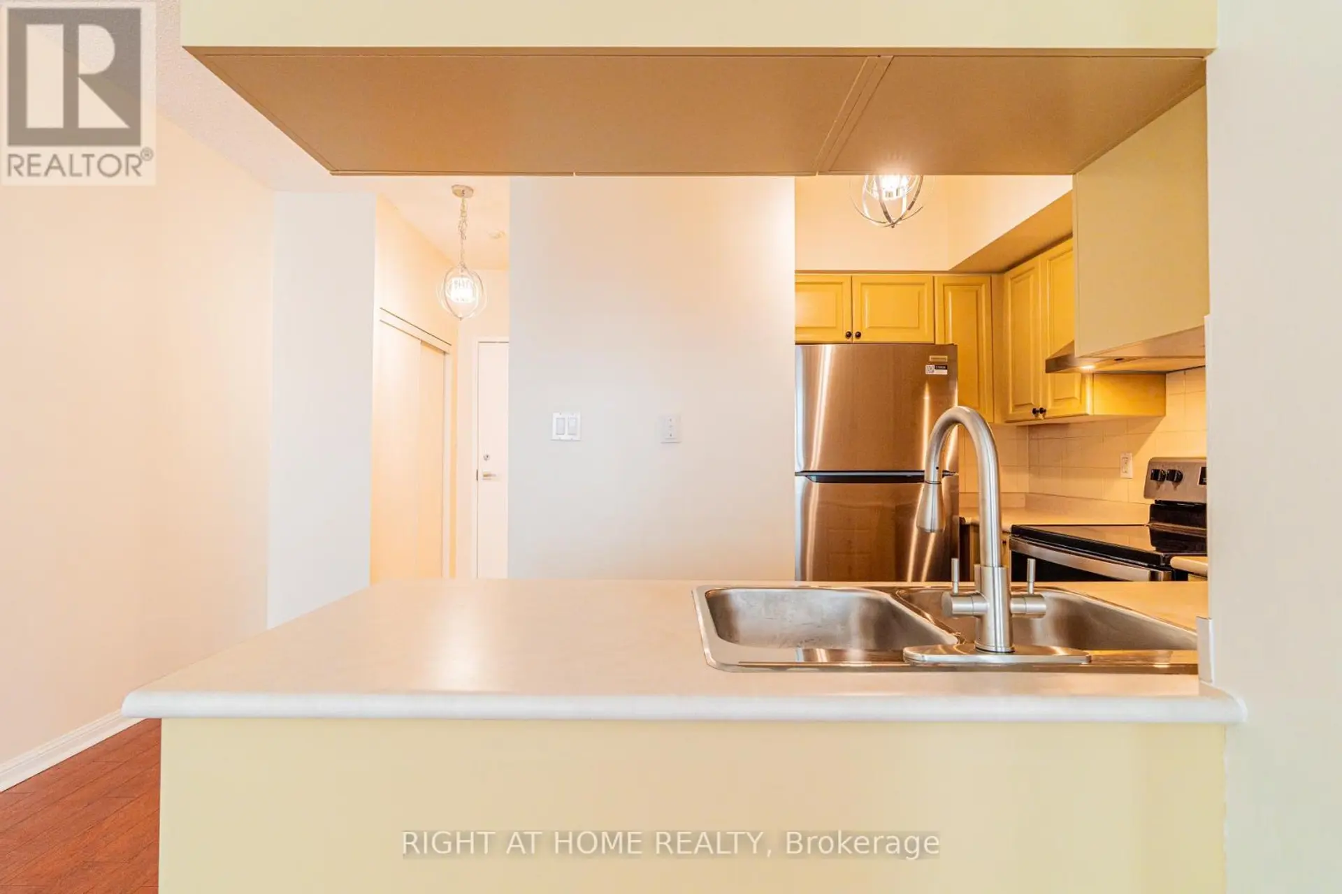 #918 230 QUEENS QUAY W - Image 6