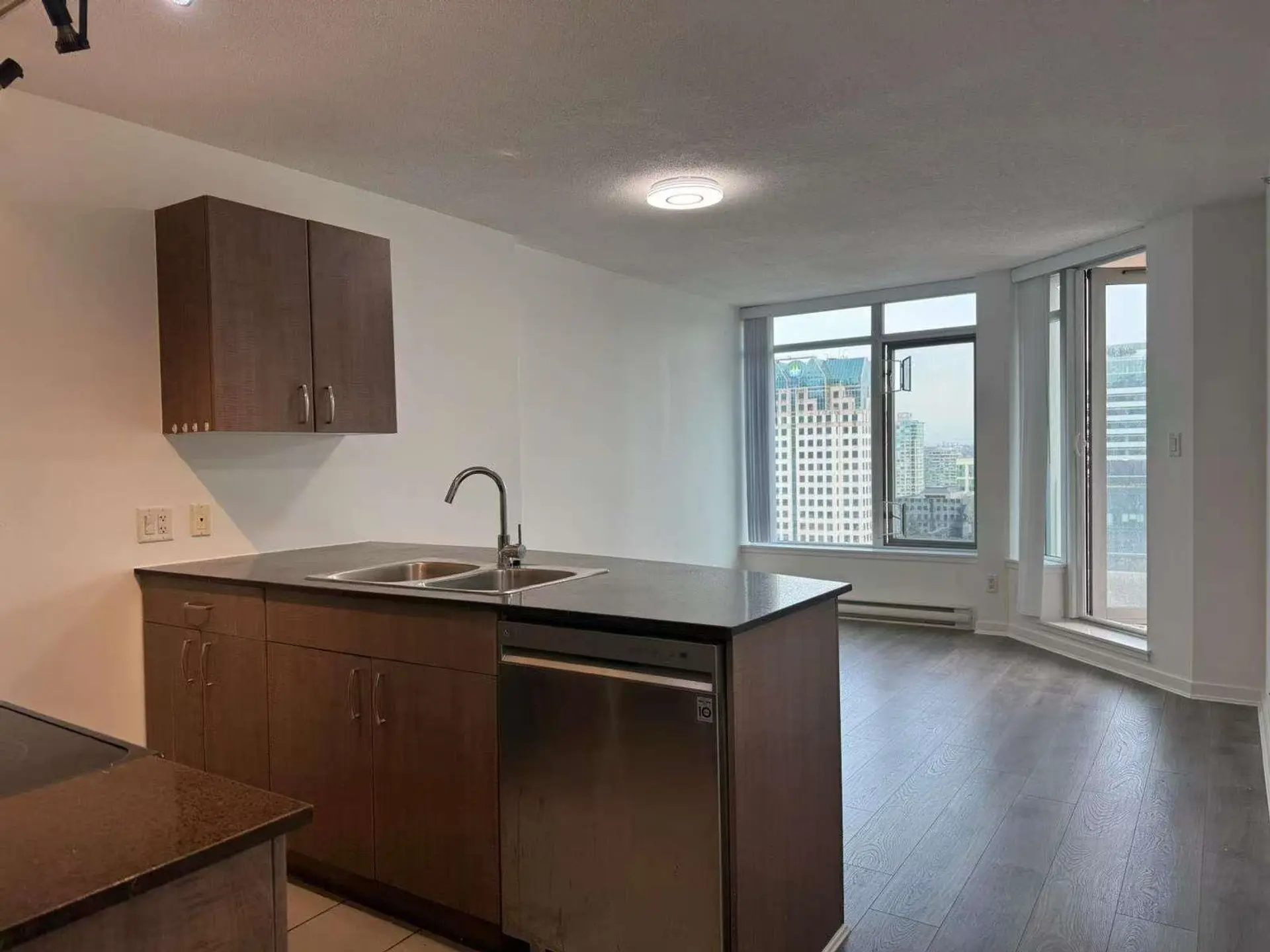#1715 610 Granville Street - Image 4