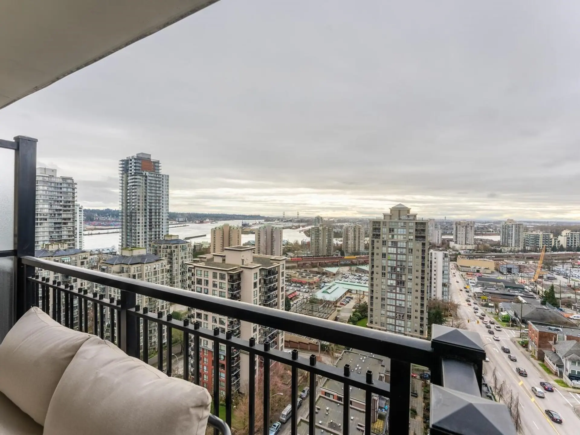 #1402 814 Royal Avenue - Image 2
