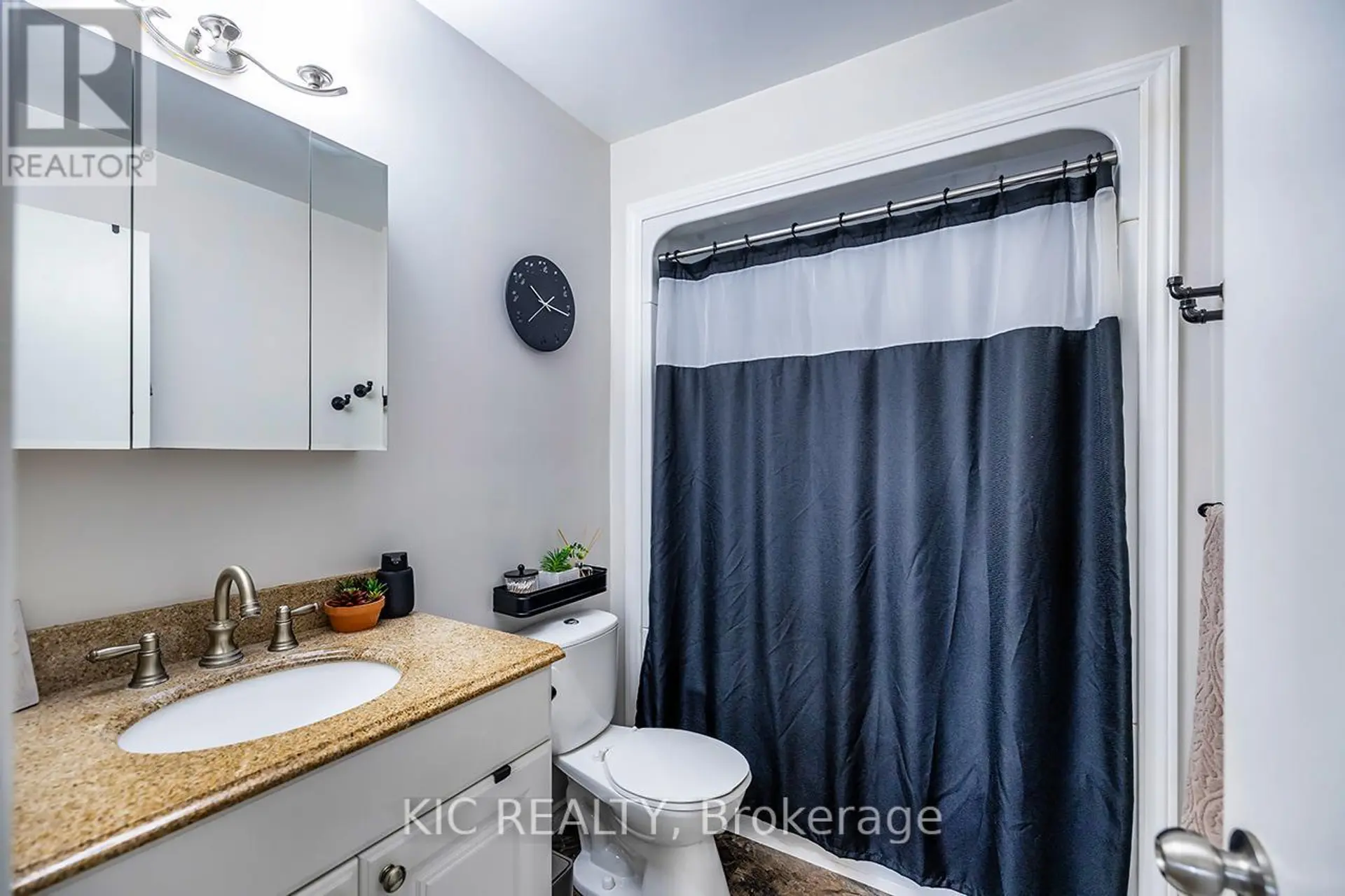 320 CENTRE STREET - Image 15