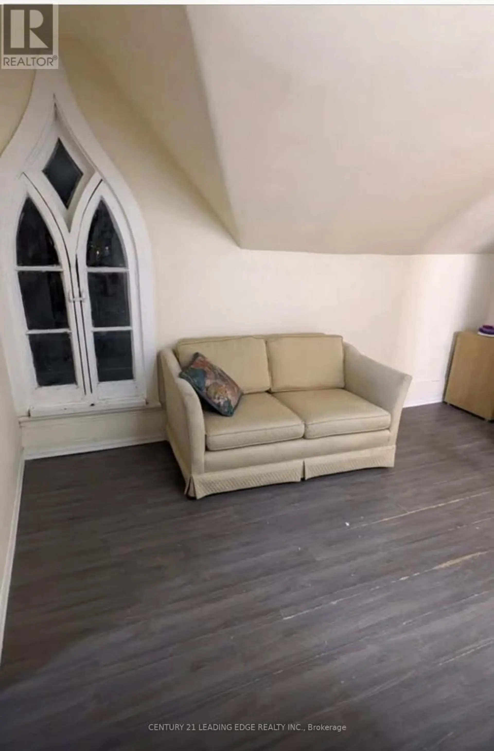 856 SIMCOE STREET S - Image 11