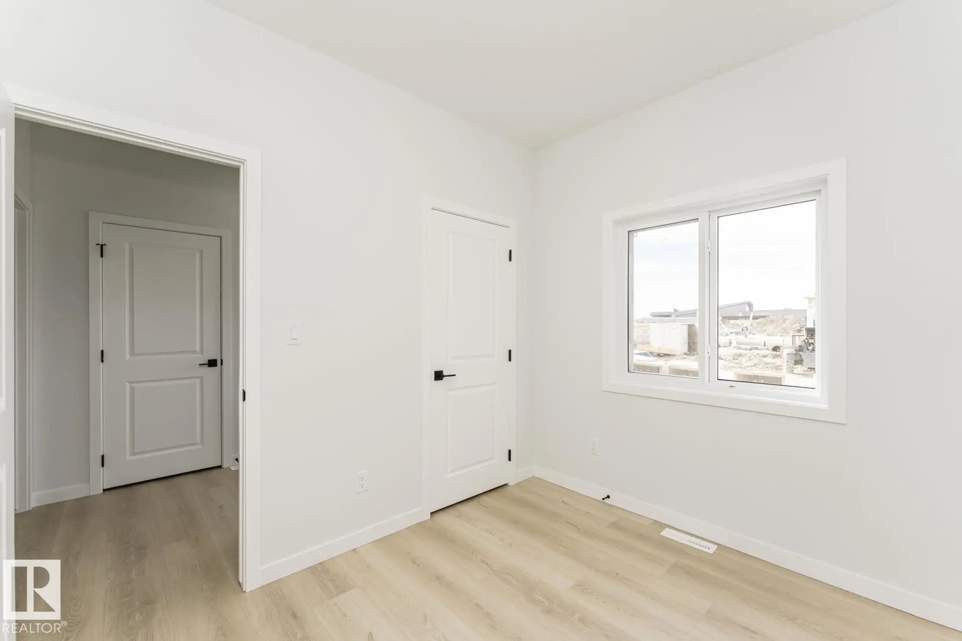 6371 KING WD SW - Image 6