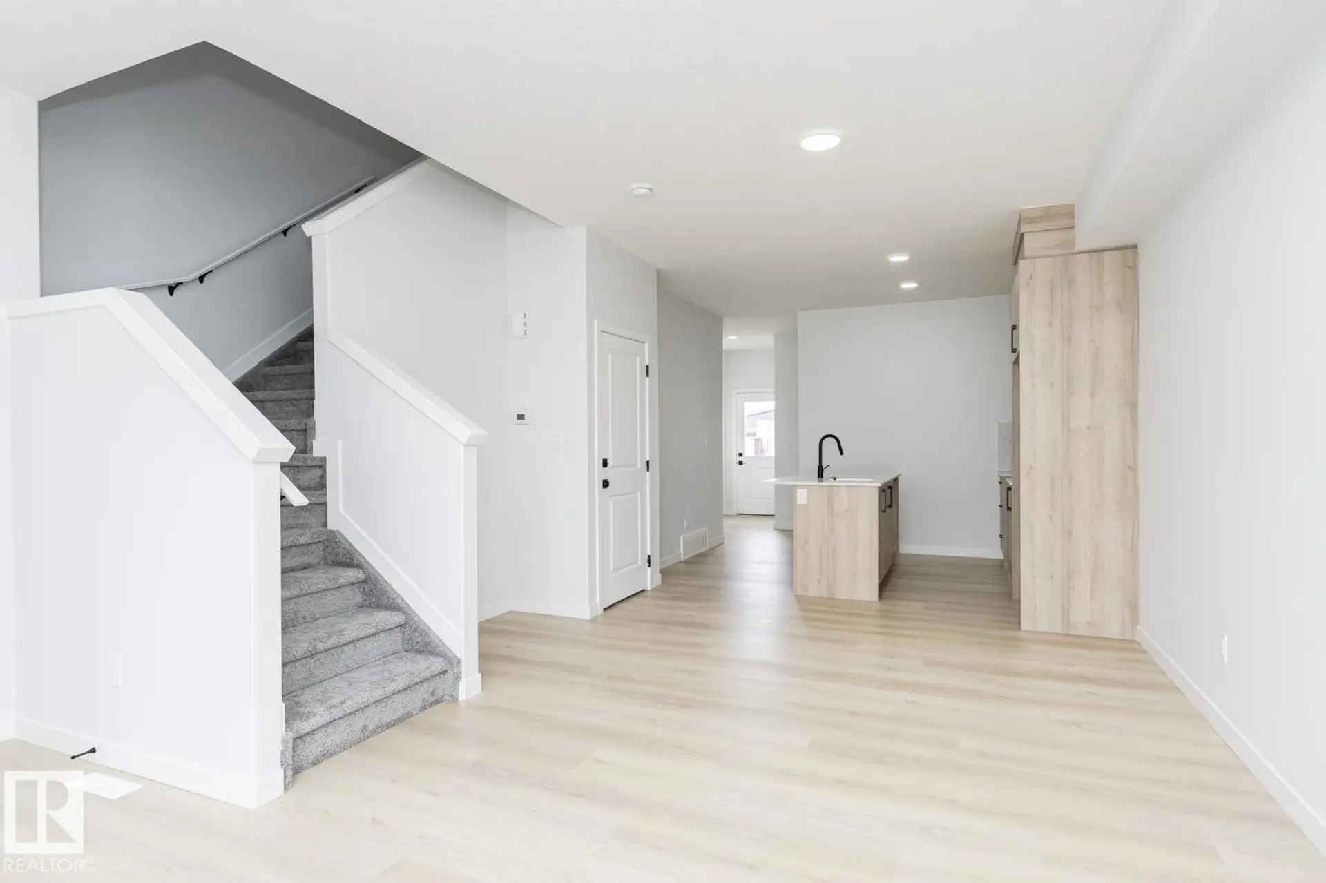 6371 KING WD SW - Image 2