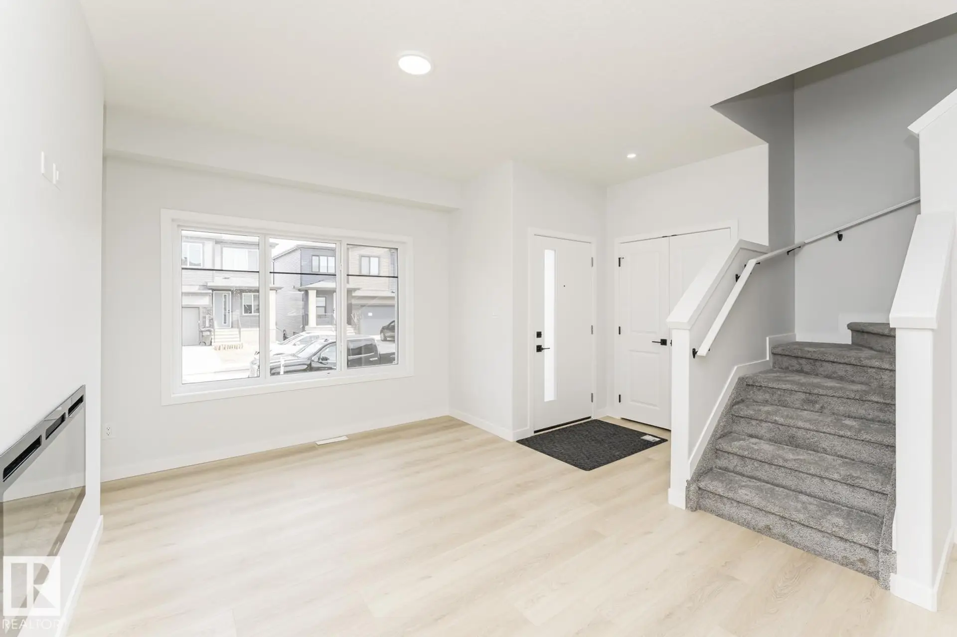 6371 KING WD SW - Image 1