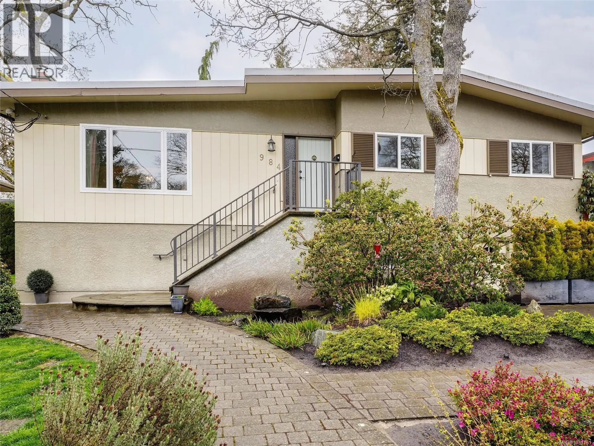 Property at 984 Brighton Cres, Victoria, BC