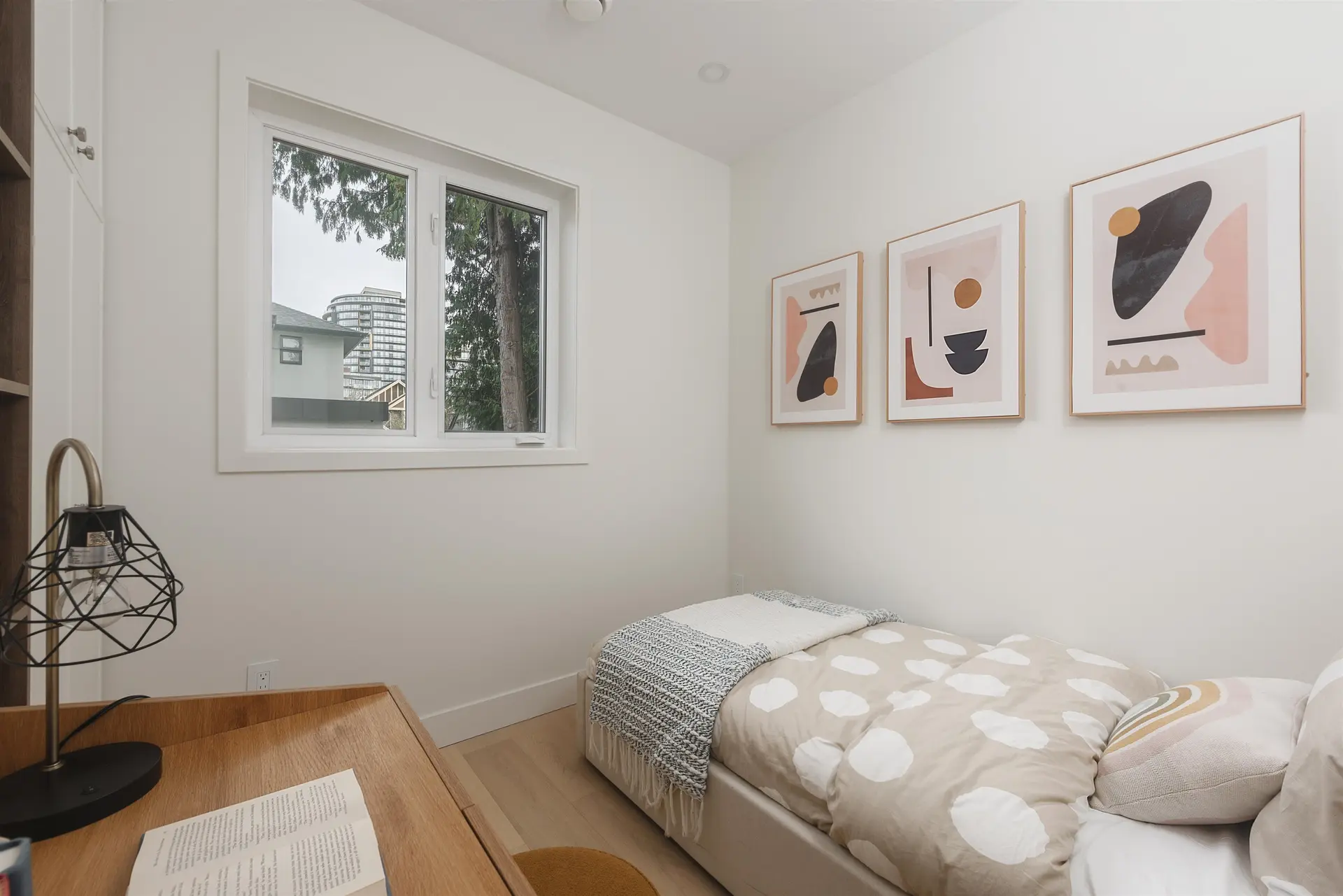 #2 8508 East Boulevard - Image 12