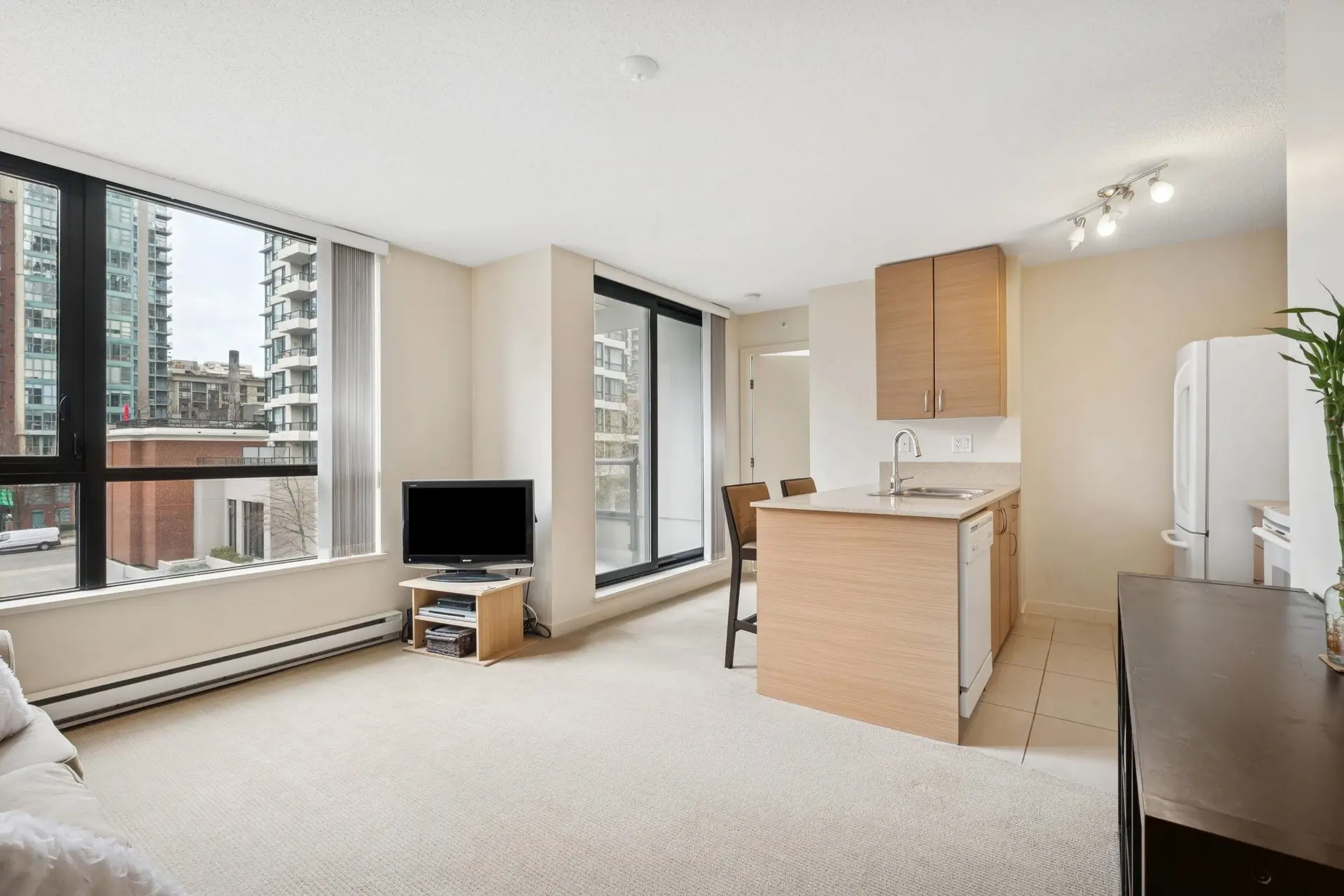 #502 977 Mainland Street - Image 3