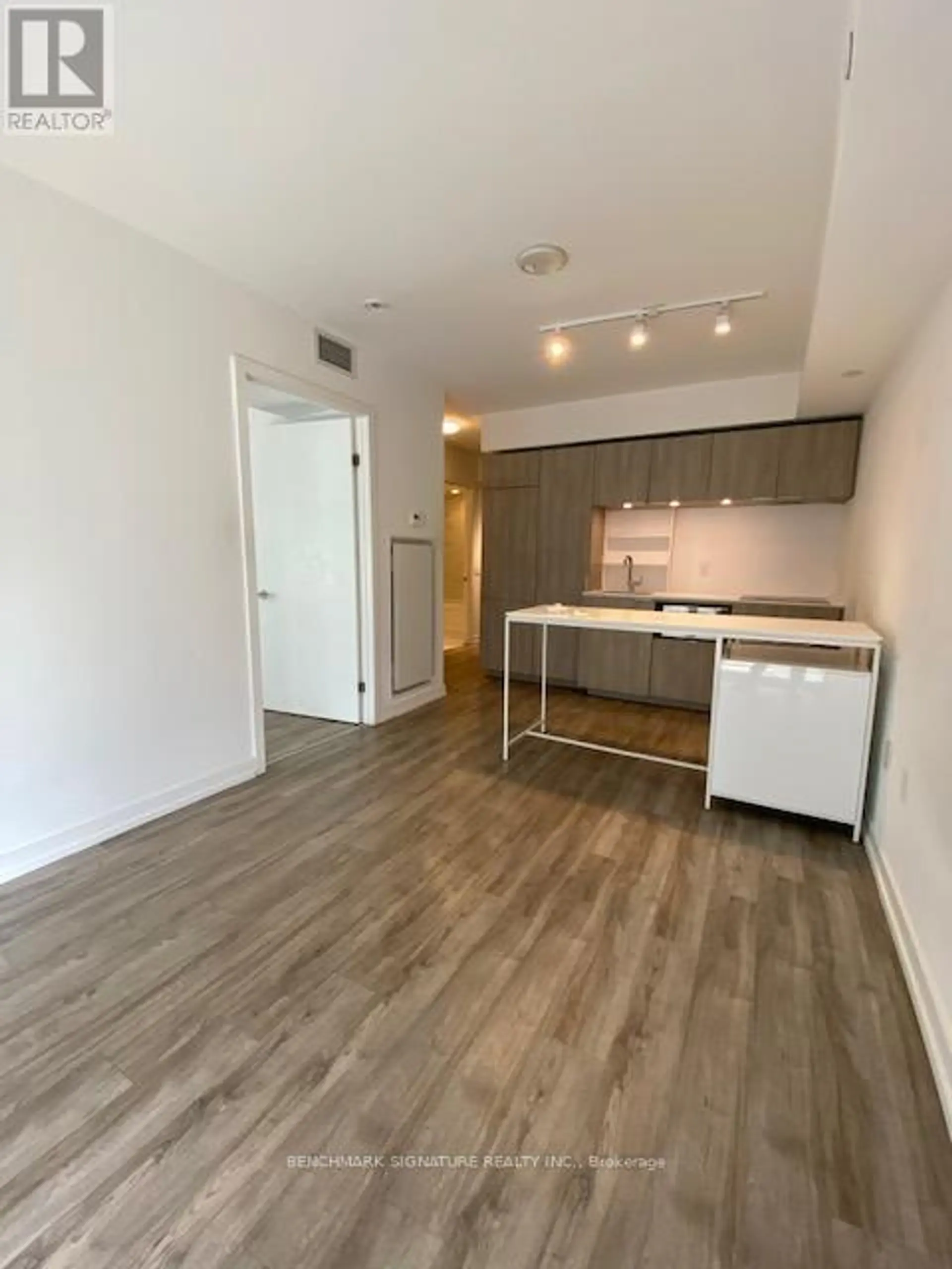 #603 77 SHUTER STREET - Image 2